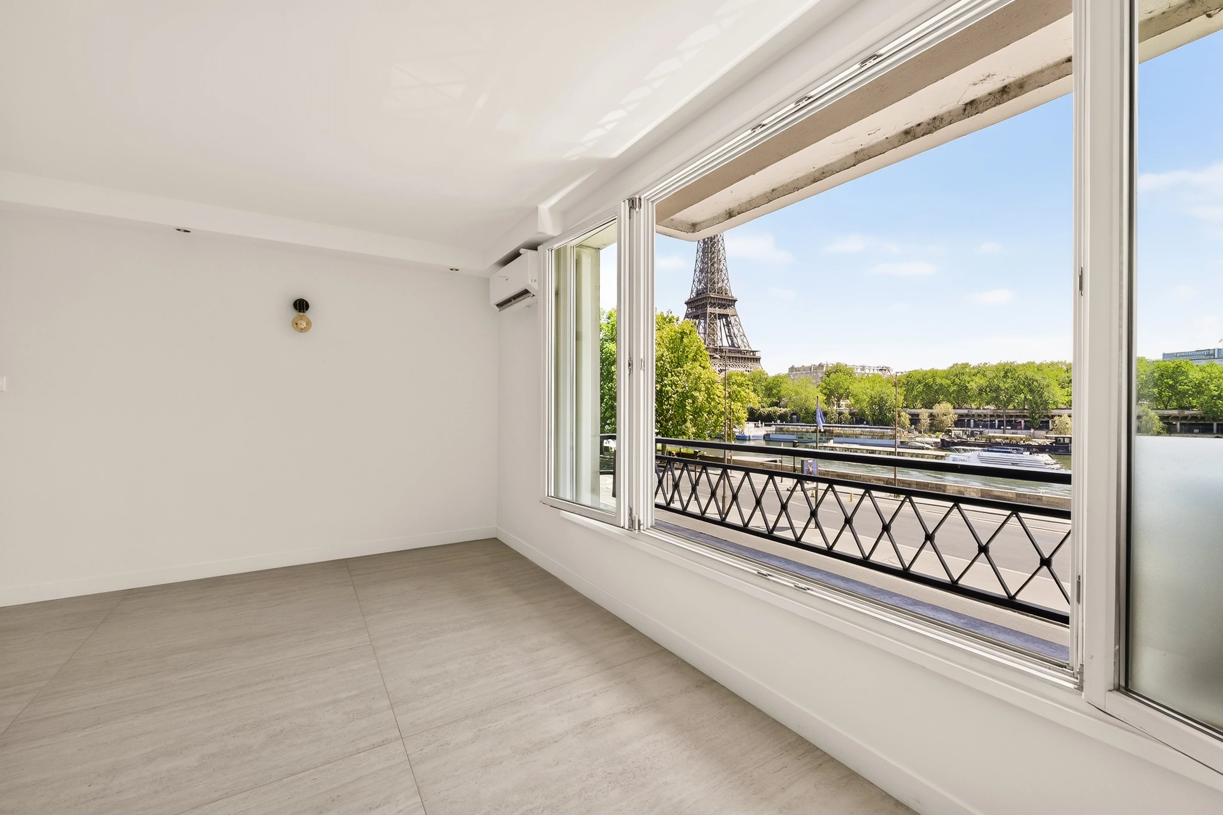 Paris 16. Trocadéro - Tour Eiffel - . Appartement rénové avec vues Tour Eiffel