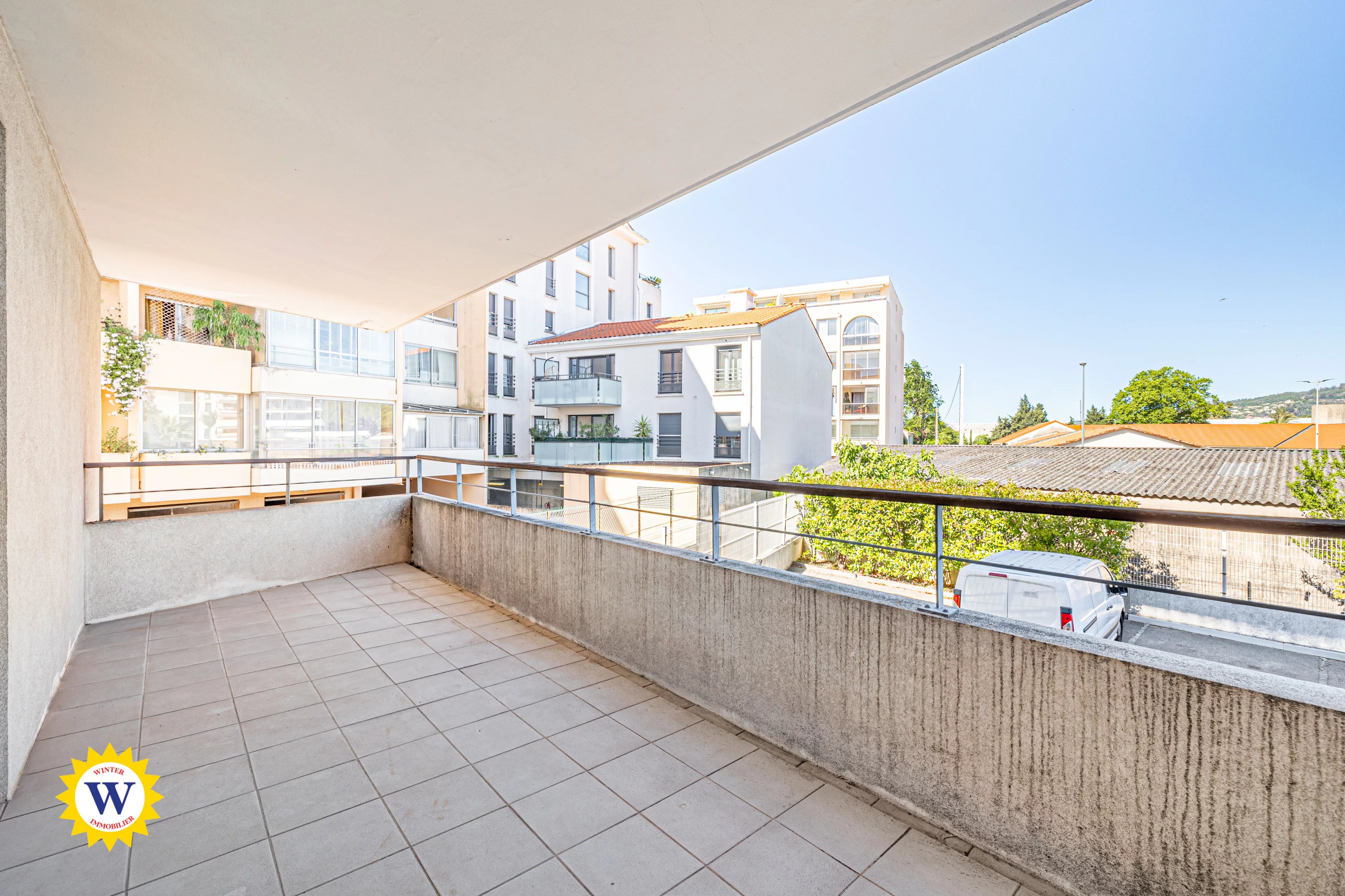 CANNES LA BOCCA – GRAND STUDIO AVEC TERRASSE SANS VIS-À-VIS - GARAGE EN SUS - Photo 3