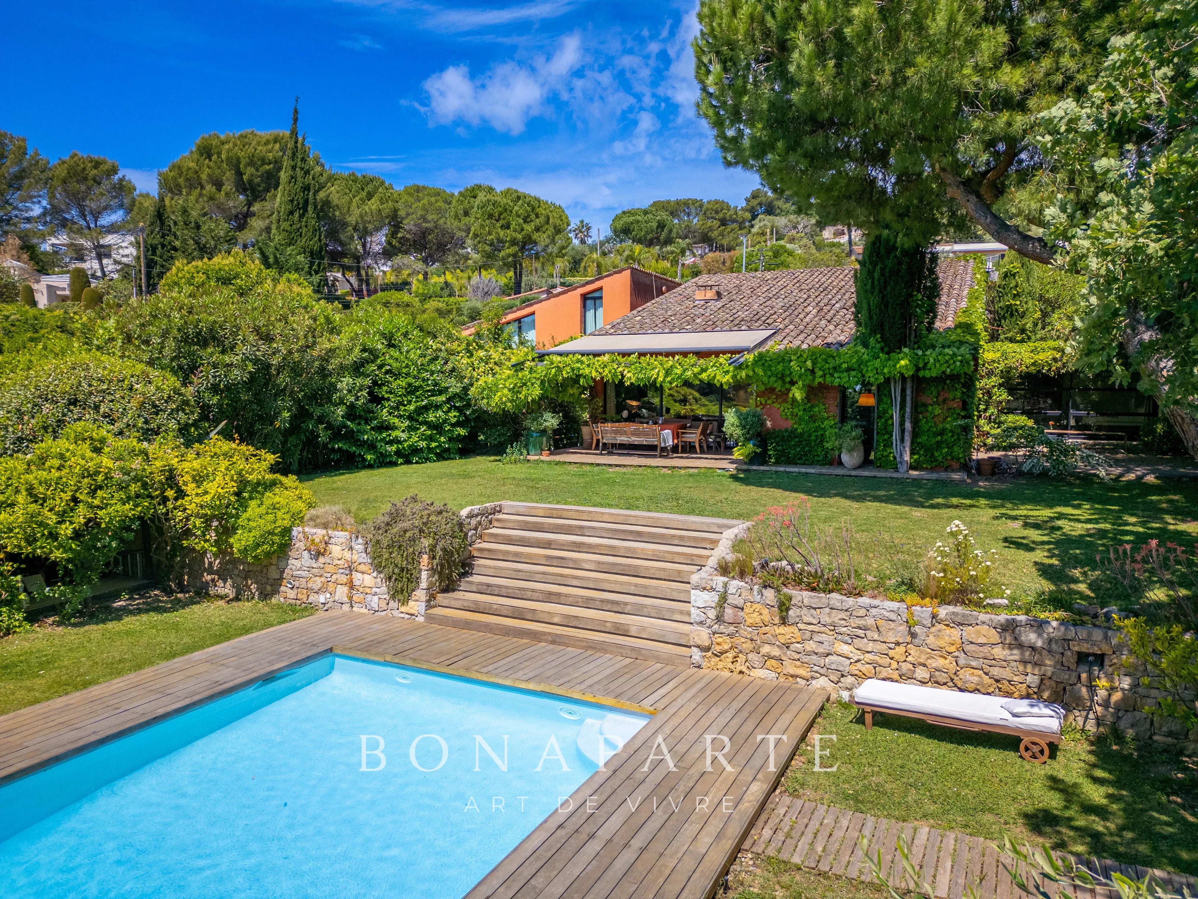 Le Cannet / Mougins Maison d’architecte avec vue dégagée jusqu'à la mer à l'atmosphère unique