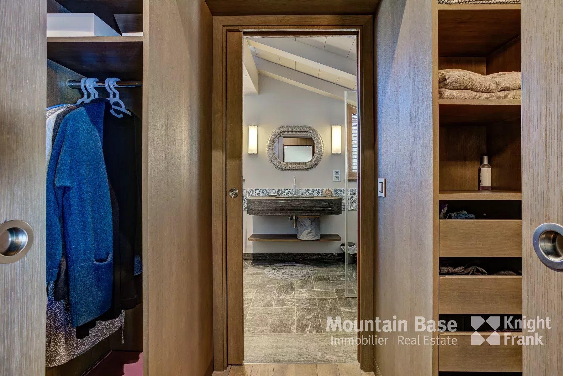 Photo of Beautifully designed, contemporary 4/5 bedroom chalet in a quiet area of Les Houches