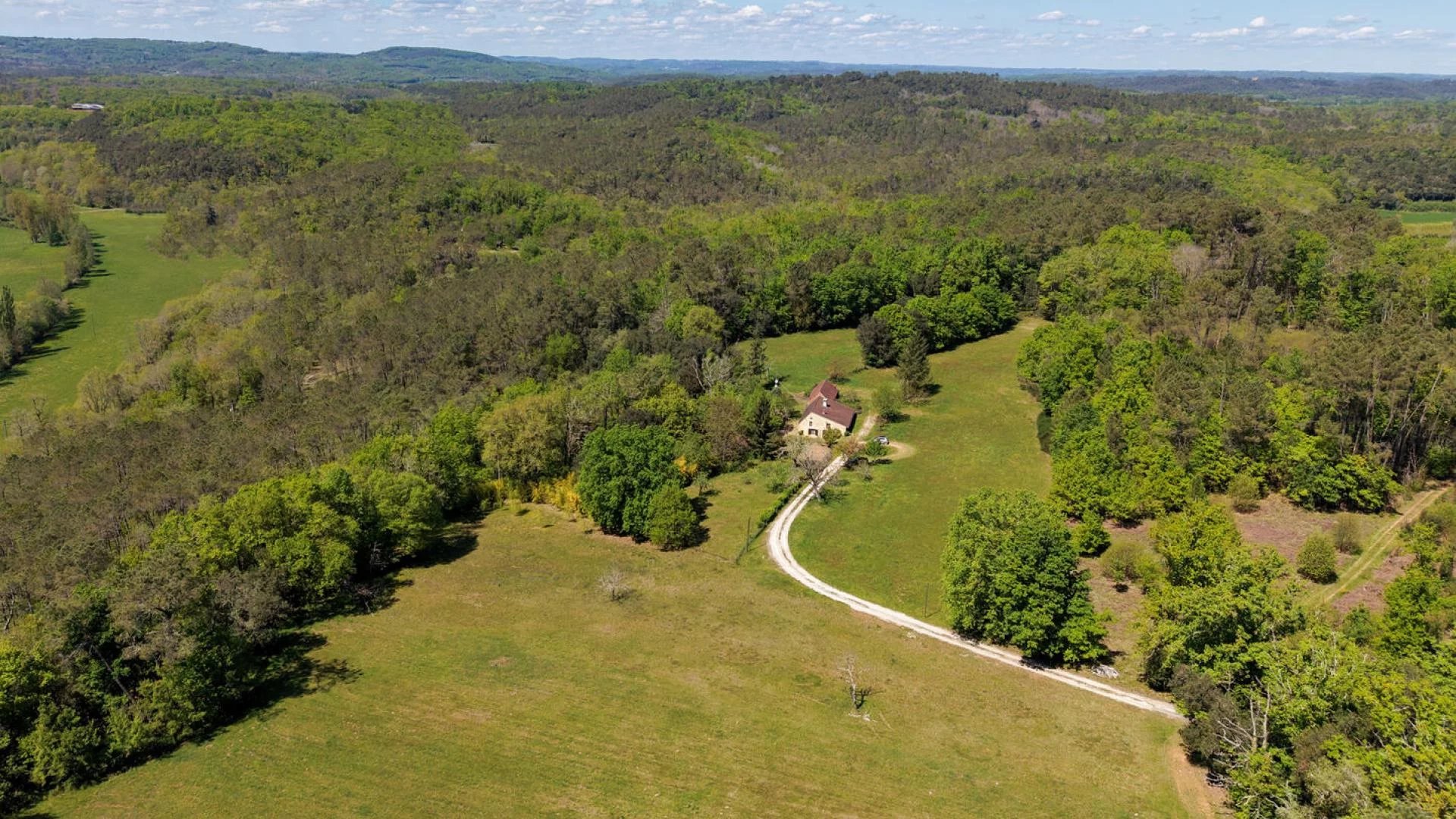 Secteur GOURDON, Maison en pierre isolée en pleine nature avec g
