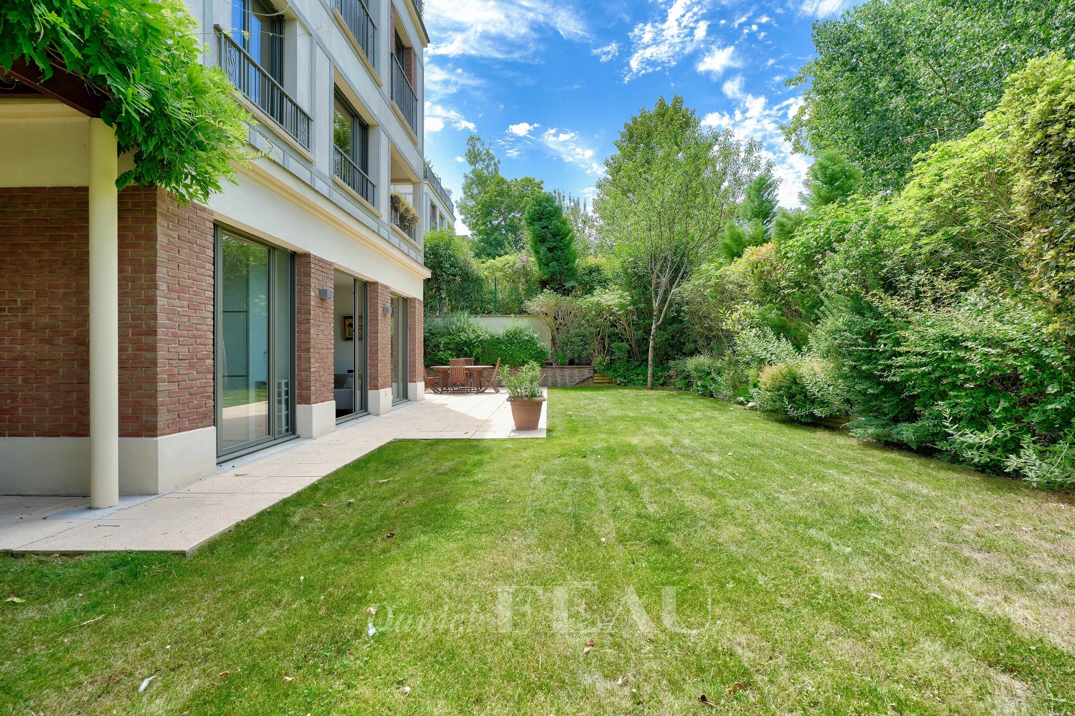 Garches - Domaine privé "Les Cottages" - Appartement 3 chambres, jardin de 210 m².