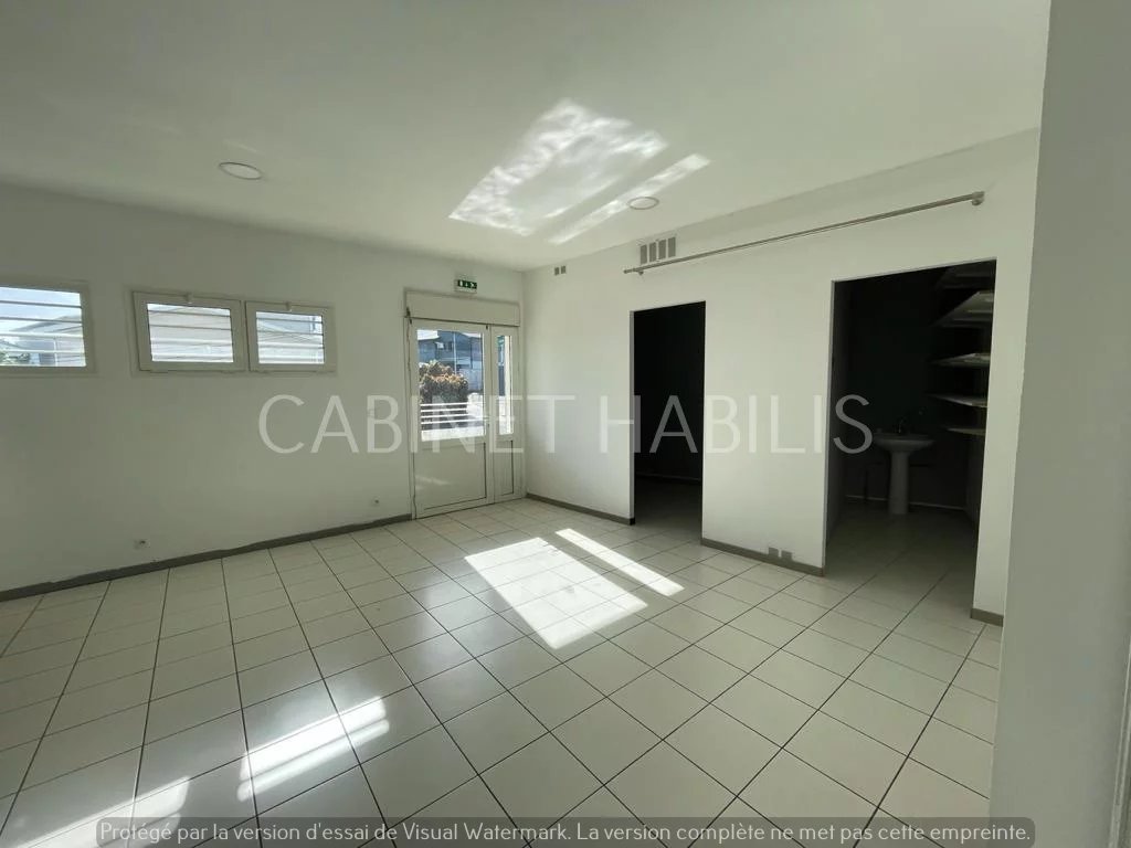 A LOUER - LOCAL COMMERCIAL DE 47.61 m2 ENVIRON - SAINT-PIERR