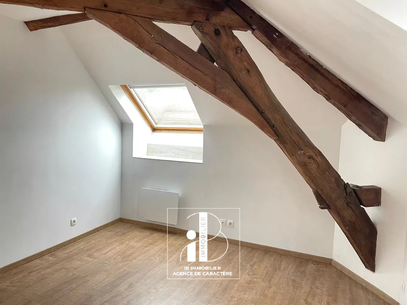 MORET-SUR-LOING - NEAR TOWN CENTER - 3-ROOM DUPLEX OF 80 m² WITH PARKING SPACES