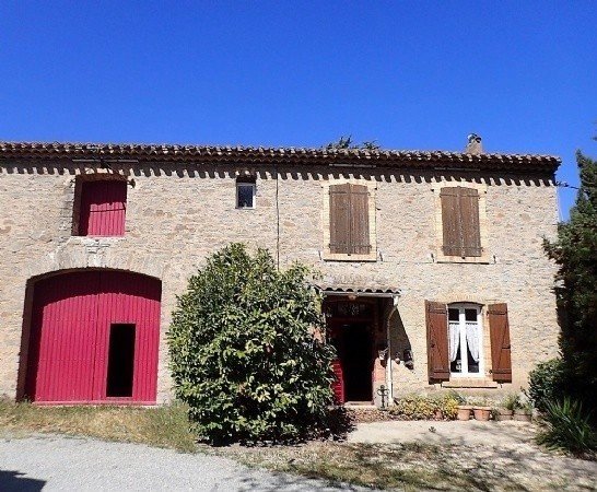 Marseillette: Charmante maison de vigneron offrant 5 chambres, 4 salles de bains, jardins et garage
