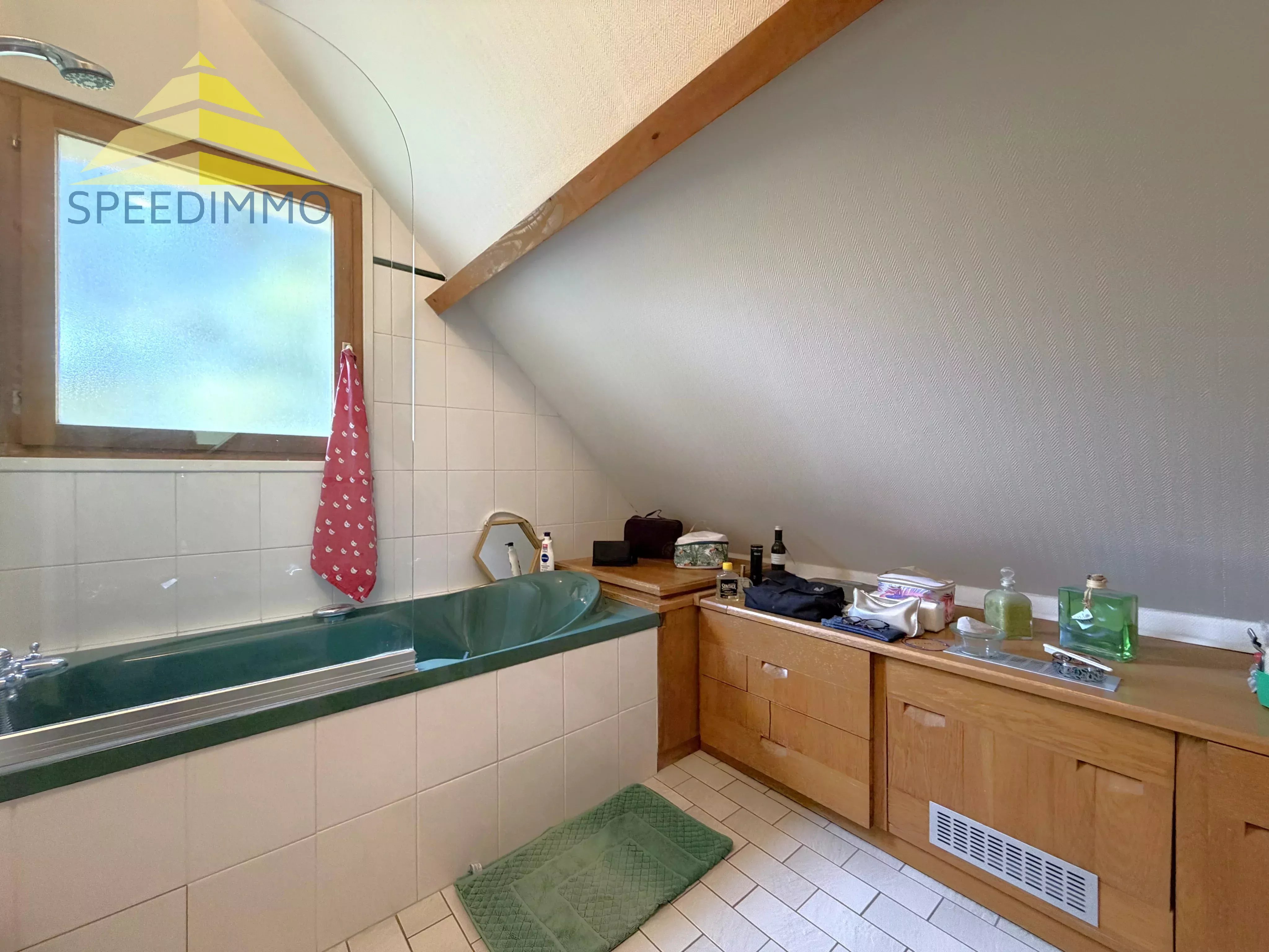 À louer meublée – Belle maison familiale de 4 chambres avec véranda et sous-sol total