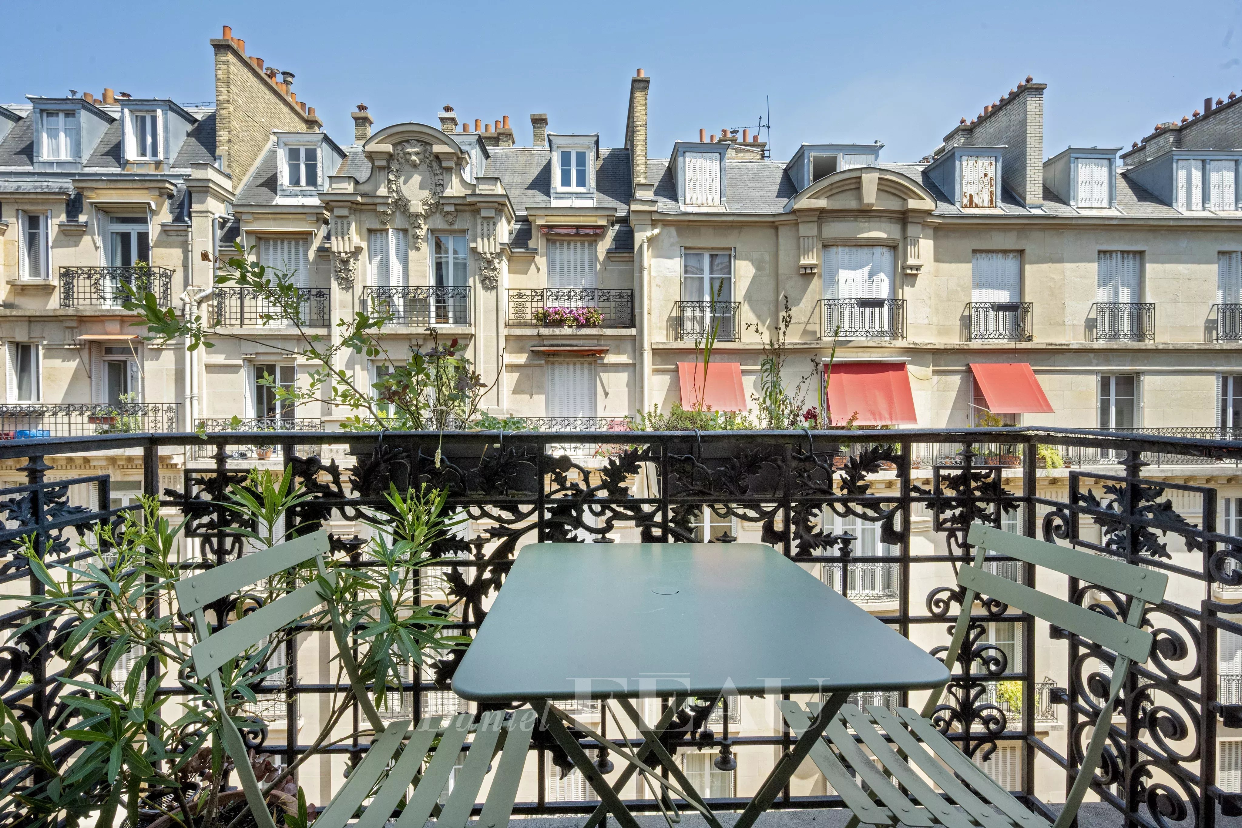 Paris 15th bordering the 7th – MOTTE PICQUET – 3 bedrooms – high floor