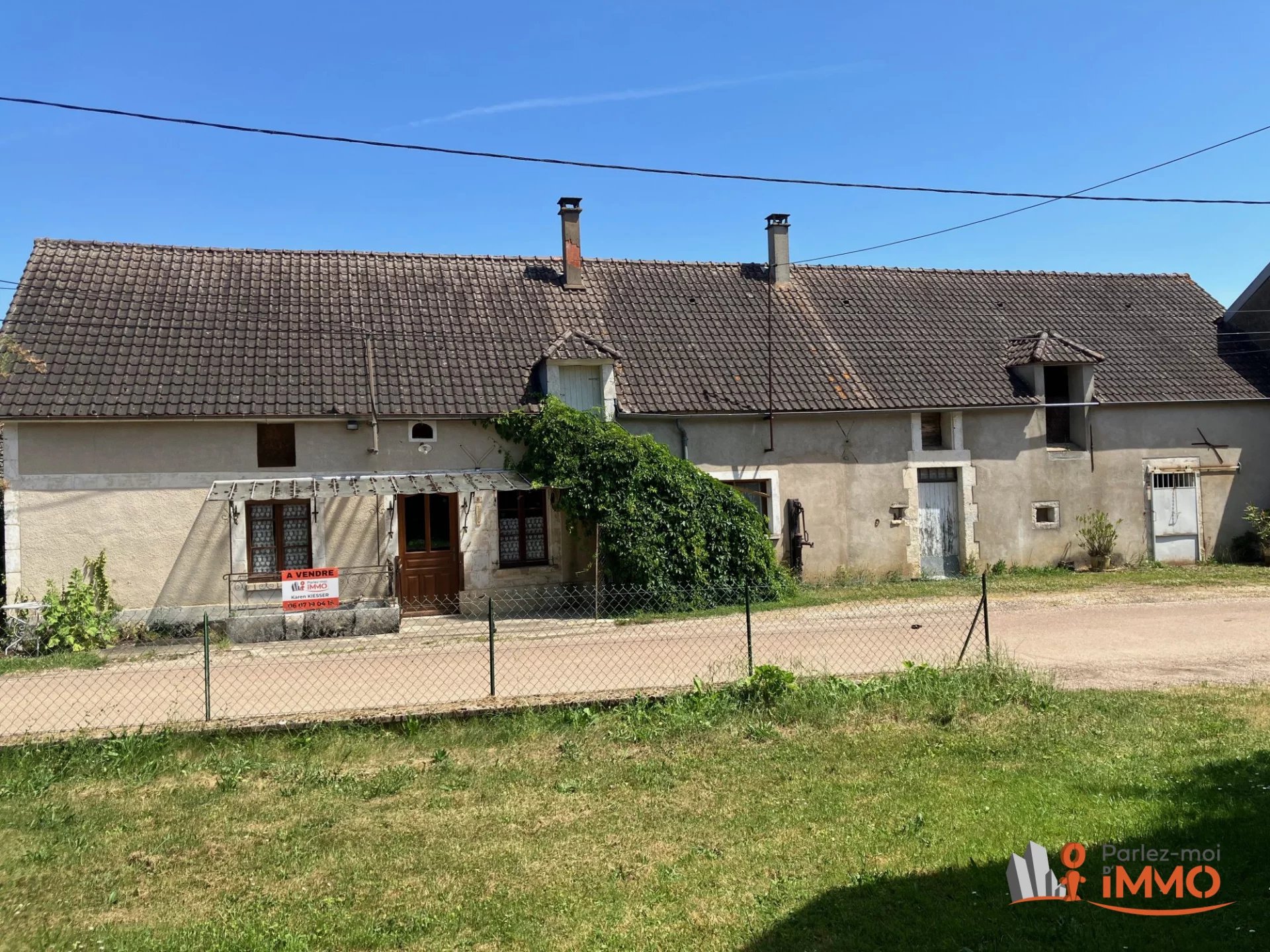 Ancienne ferme avec de grandes dépendances