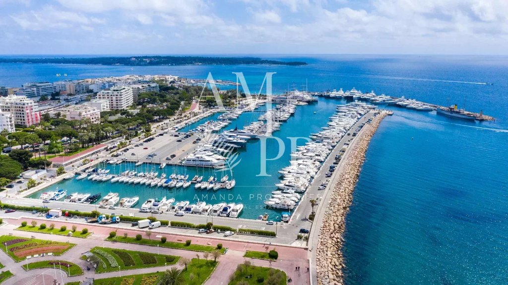 Apartment for sale in Cannes — EXCLUSIVE - Cannes Pointe Croisette – 80 m² two-bedroom flat – Second-line – In need of renovation