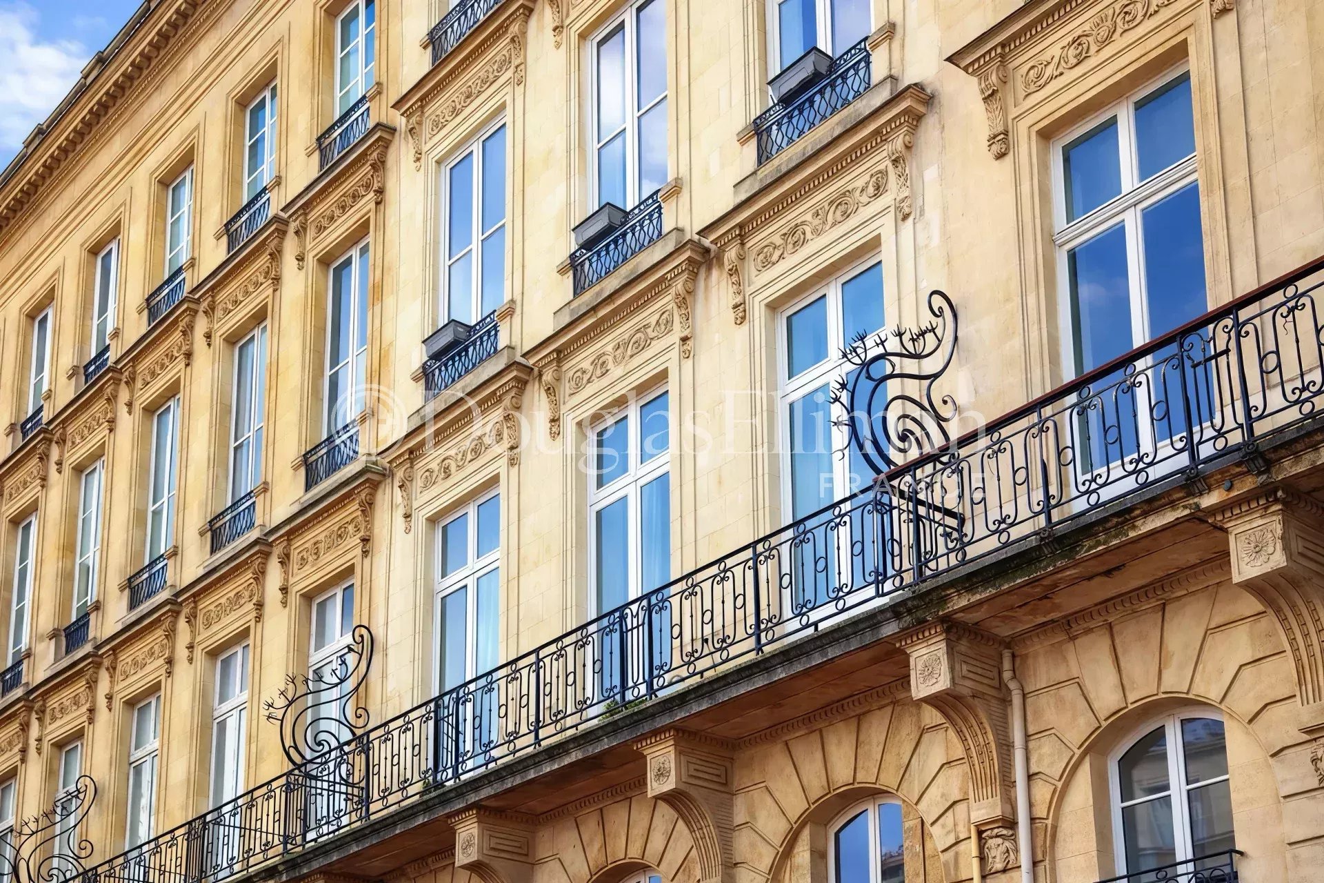 BORDEAUX – Mythical address Golden Triangle - Picture n°2