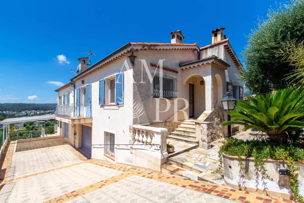Villa for sale in Saint-paul-de-vence — Saint Paul de vence villa to modernize with swimming pool