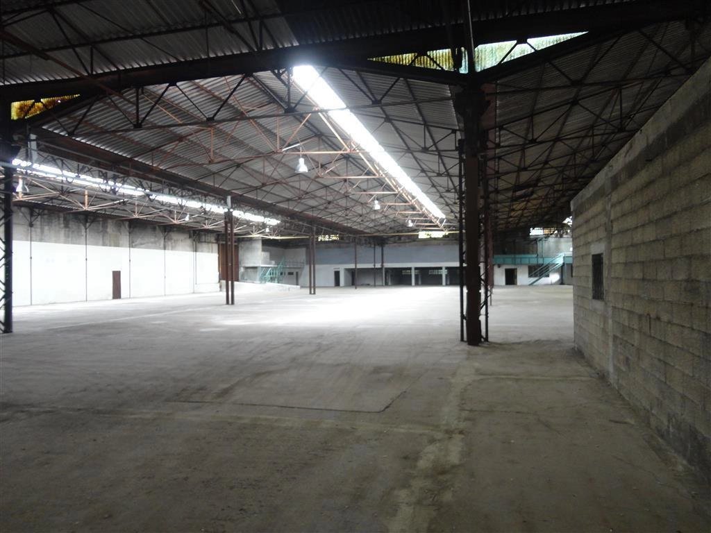 A LOUER ENTREPOT 1750 m² LA TRINITE SORTIE A8