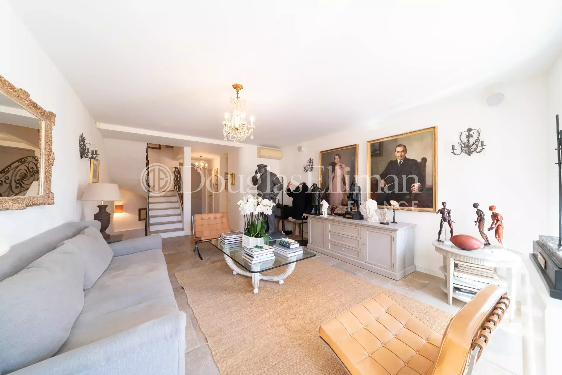 MOUGINS – Maison de village superbement rénovée avec vue panoramique - Image nᵒ3