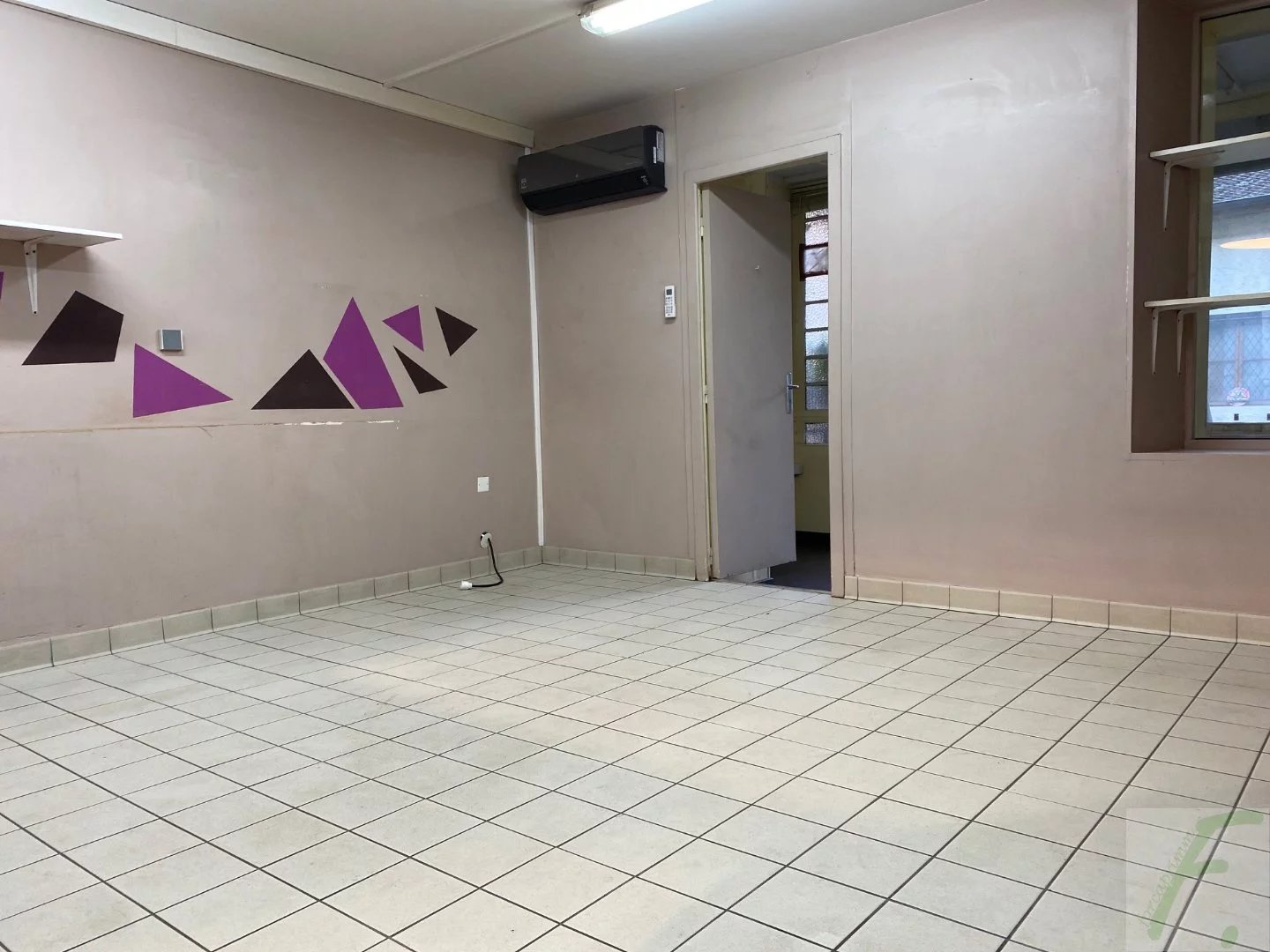 DROIT AU BAIL - HYPER CENTRE AIX LES BAINS - Local commercial de 53,33 m² + terrasse de 20 m²