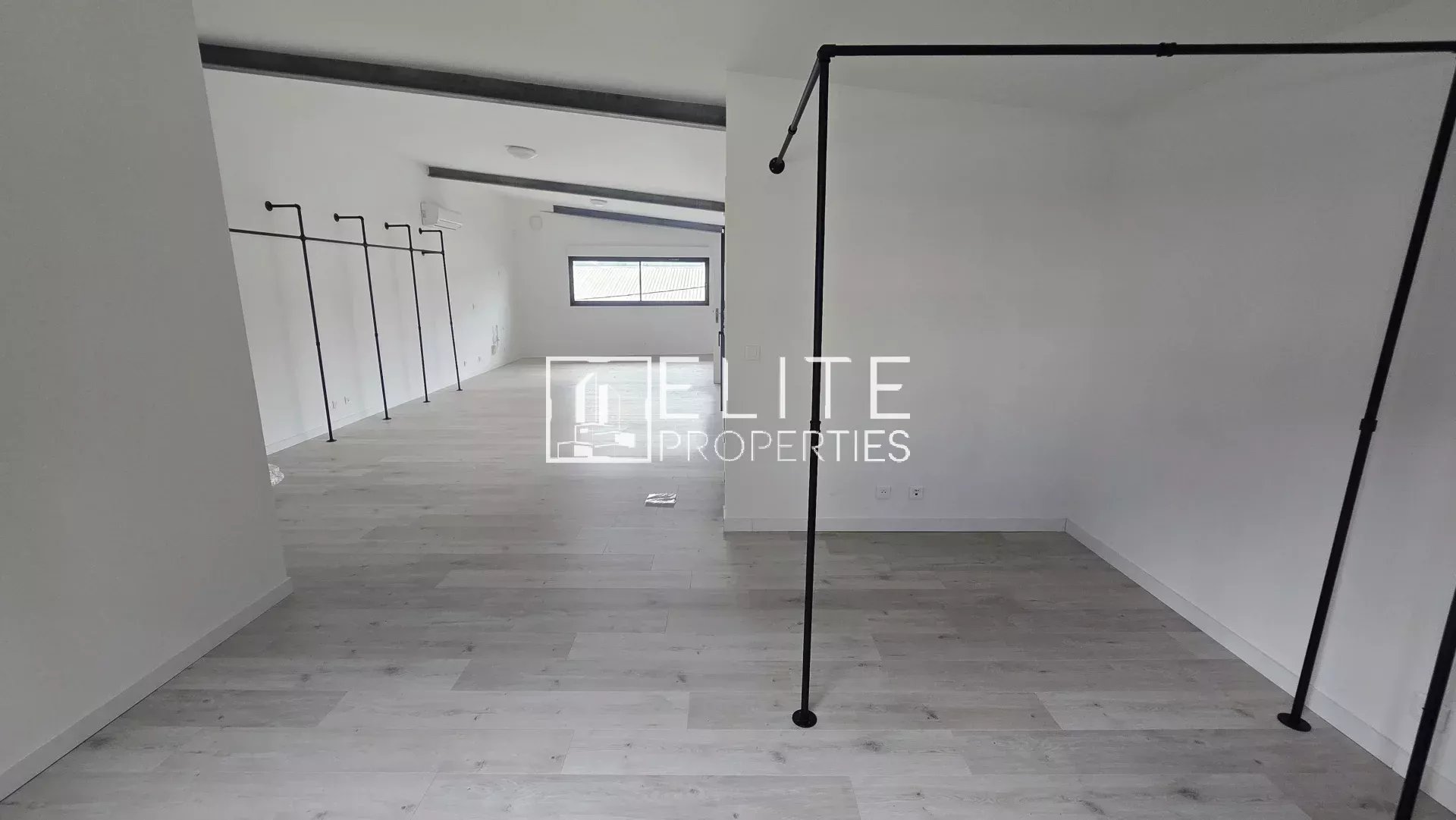 LOCAL COMMERCIAL DE 83m² + PARKINGS MOUGINS - Photo 3