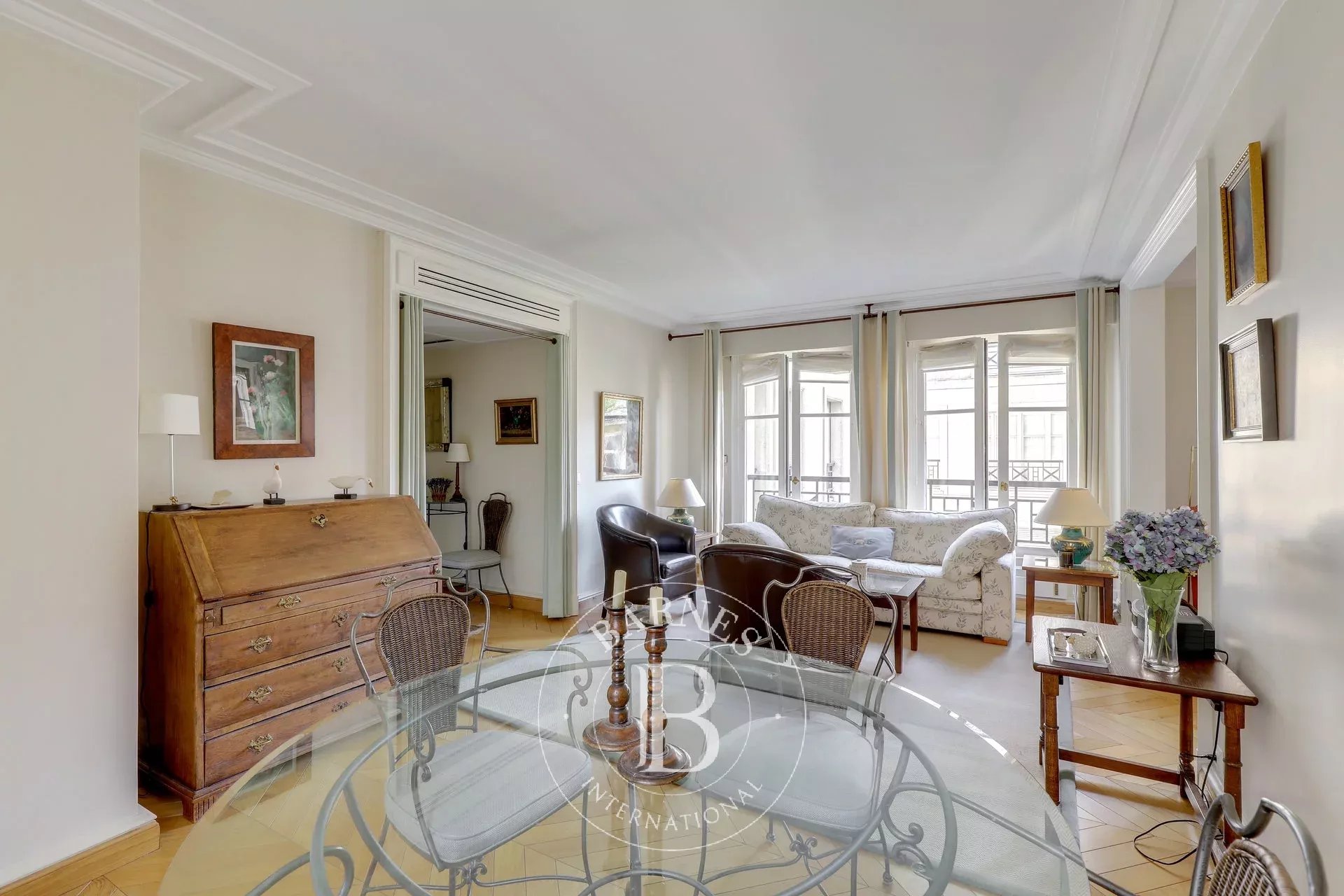 Sole agent - Paris 6 - 2-bedroom apartment - parking space