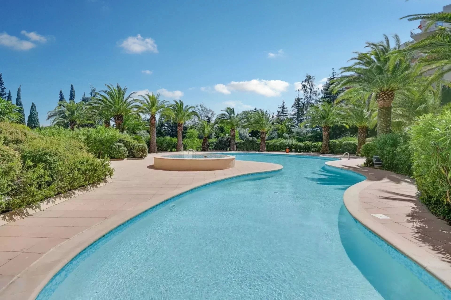 Mandelieu la Napoule – Studio / 2 pièces dans une résidence avec piscine, proche du golf et de la plage.