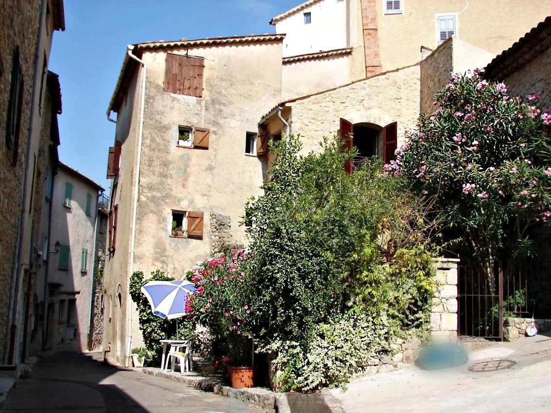 'Charmante maison de village à Châteauneuf-de-Grasse , cur du village ,maison 83M2, grenier 38M2, cave voutée 24M2