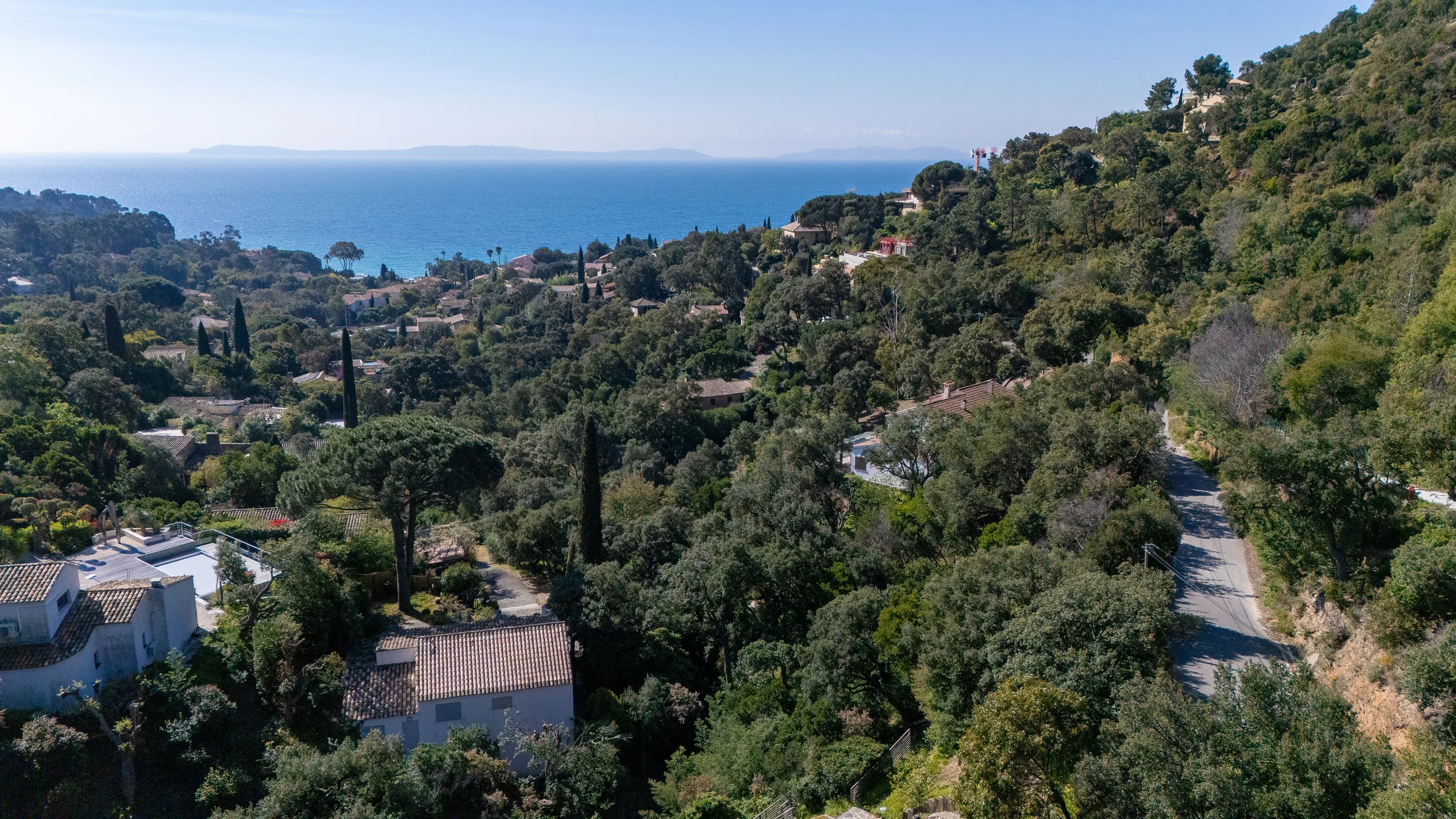 Vue Méditerranée & Îles d’Or – Terrain rare en position dominante