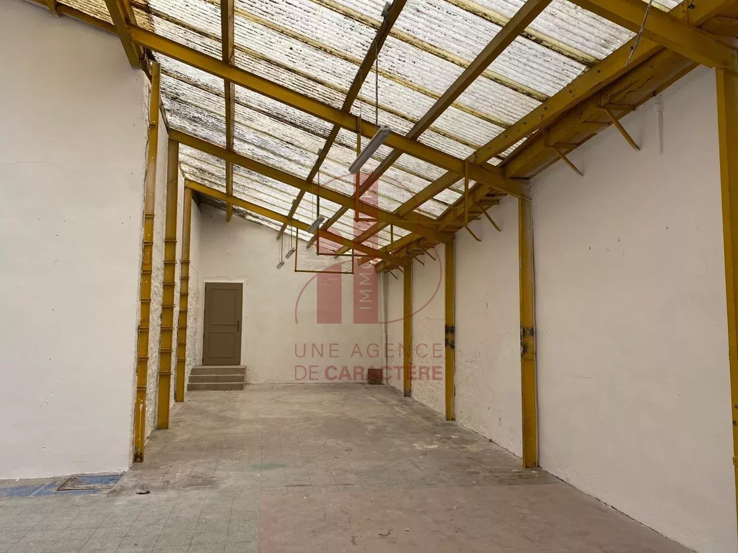 FONTAINEBLEAU PLEIN COEUR DE VILLE  -  LOCAL BRUT 248 M² RDC - PARKING A PROXIMITE