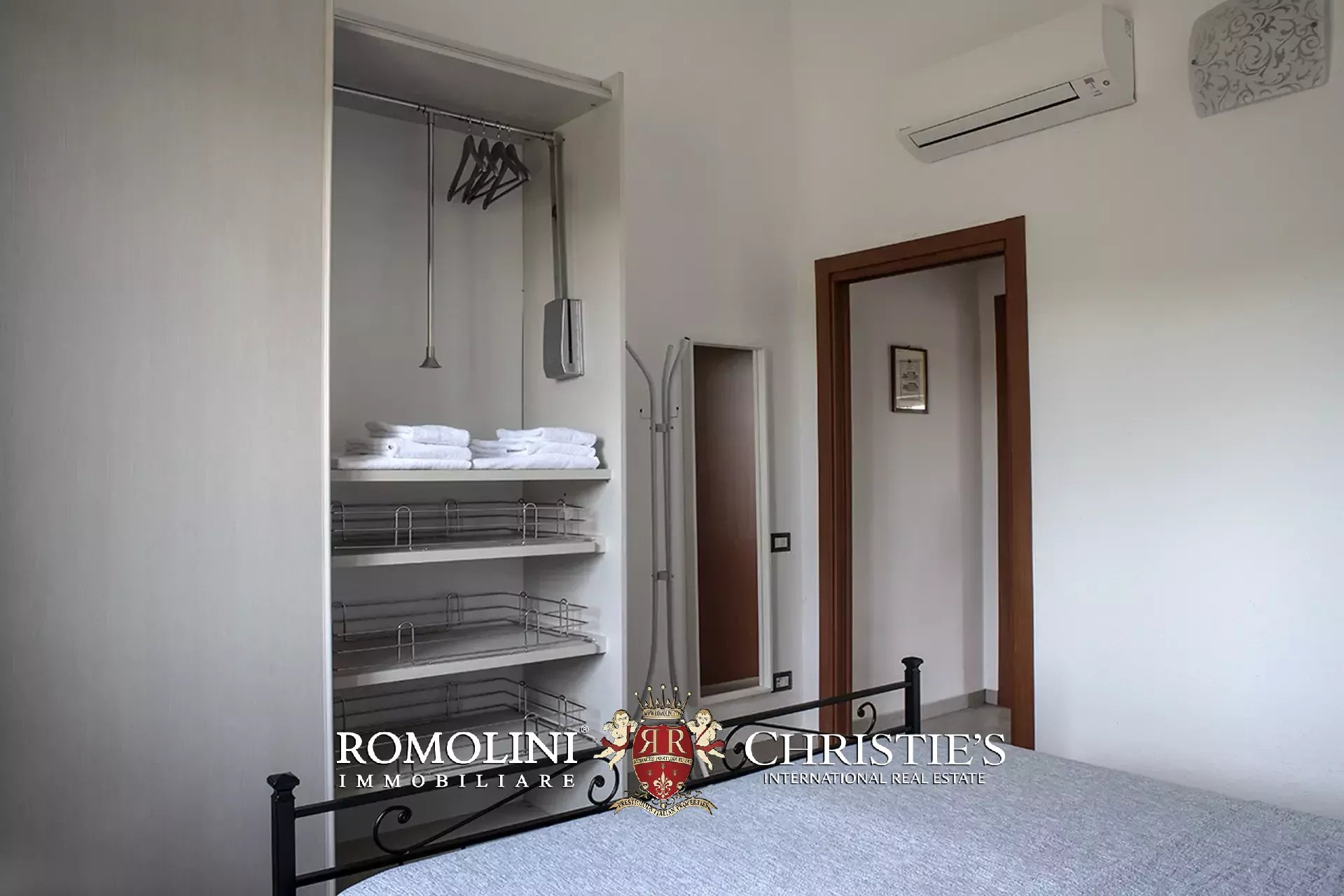2 Bedroom Vineyard's Image 28