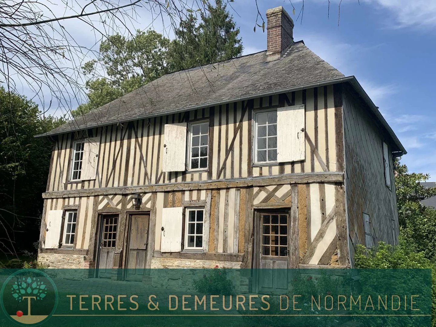 Région PONT L'EVEQUE : maison en colombages avec 1 ha 20 a de terrain