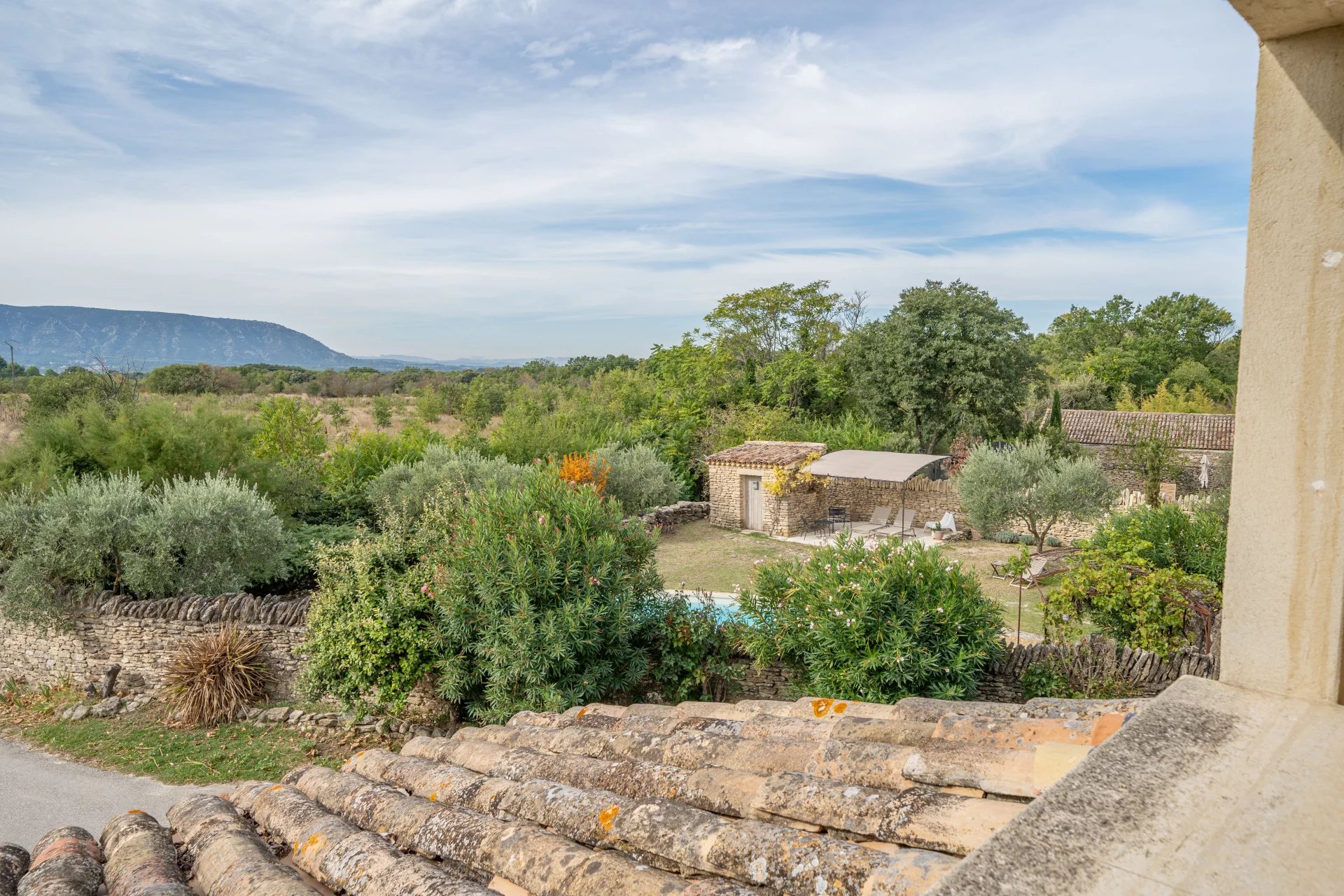 Exquisite Stone House near Gordes, in a Serene Setting