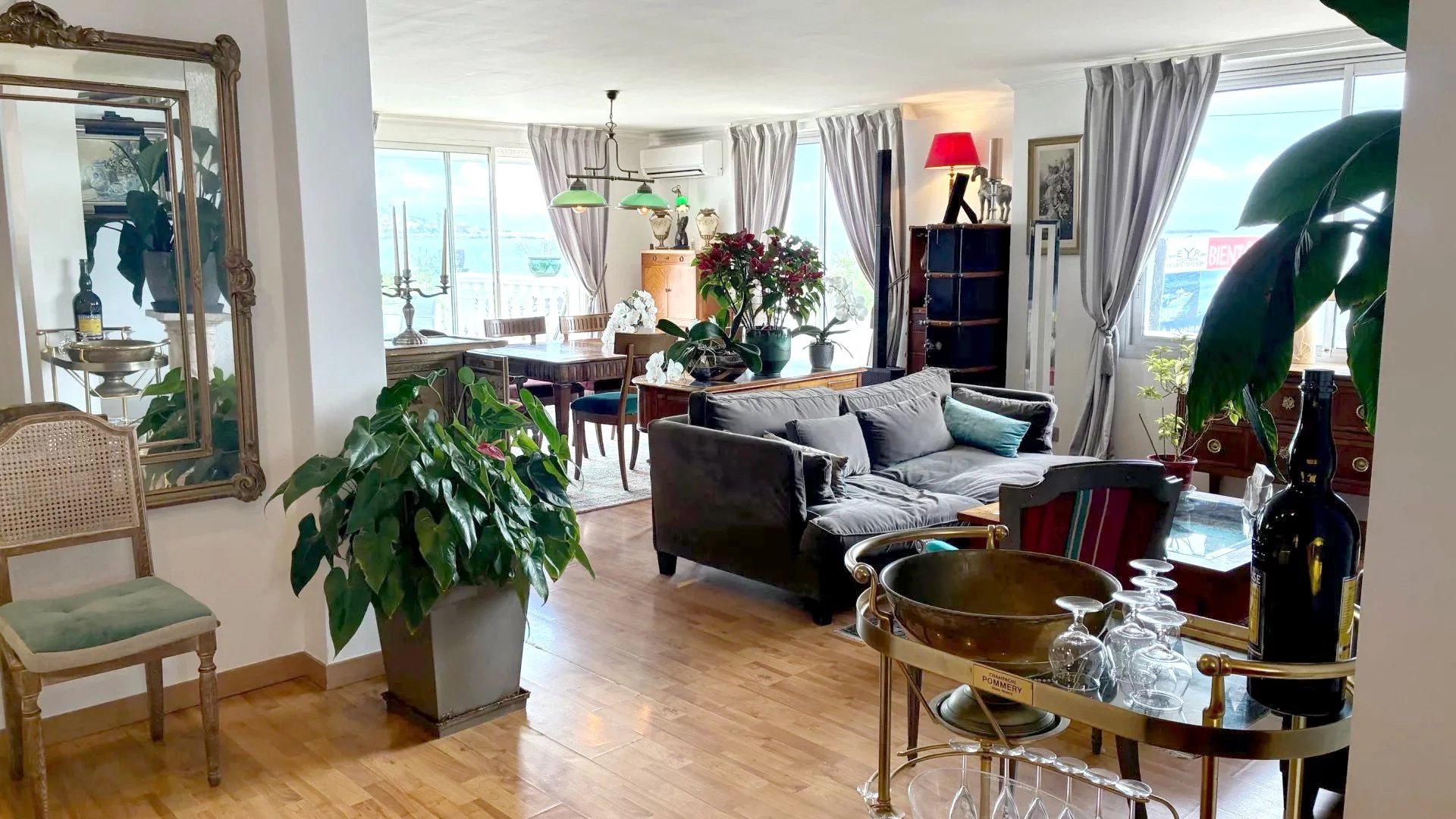 Salon lumineux avec vue imprenable sur la mer