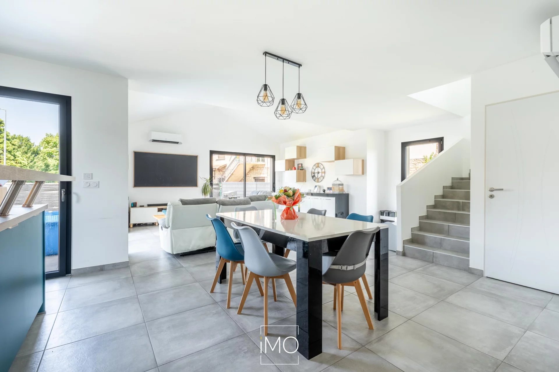 Maison 5 pièces de 126 m² centre village Ambérieux