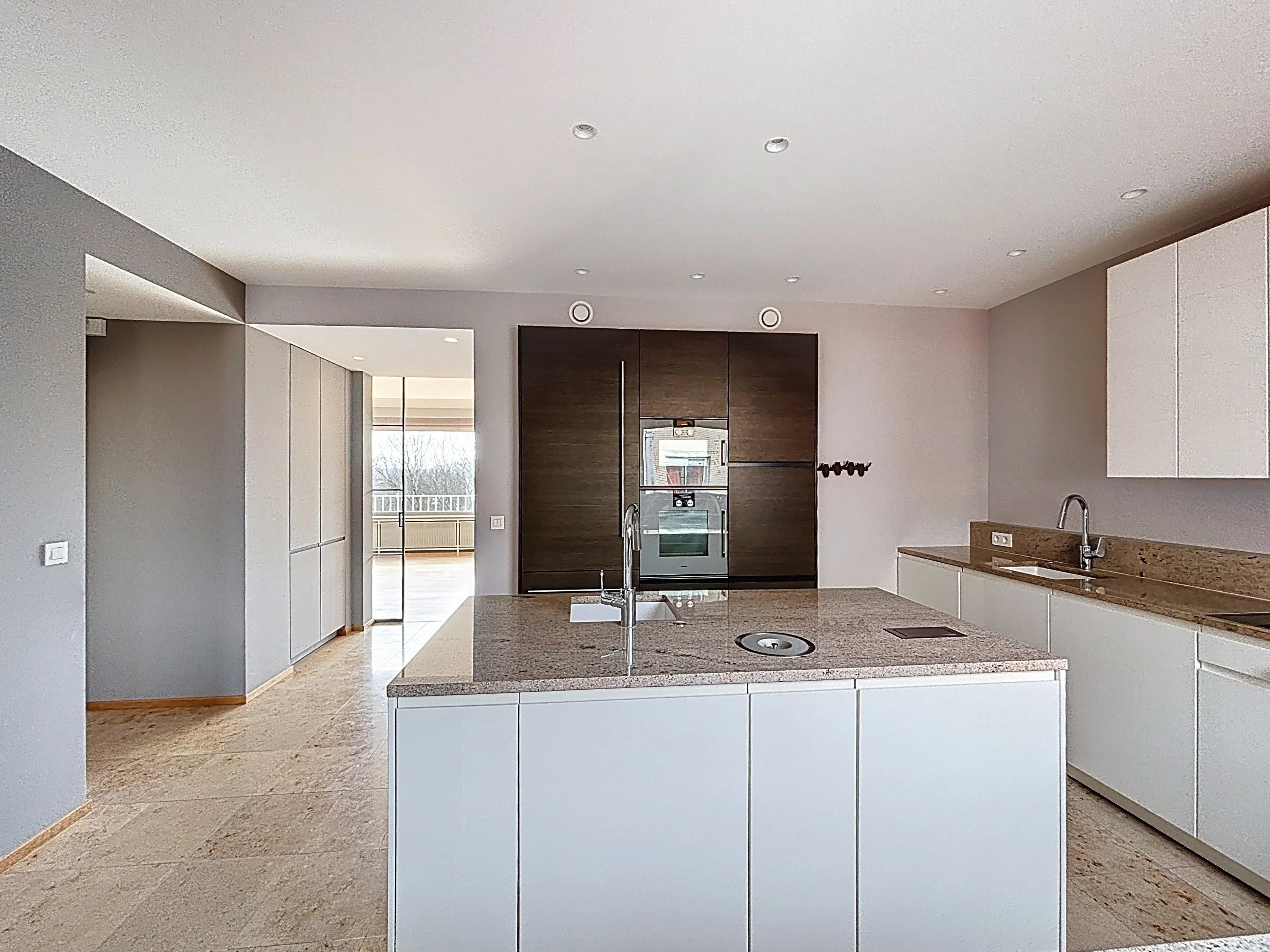 Renovated 4-bedroom penthouse 235 m2 + garage