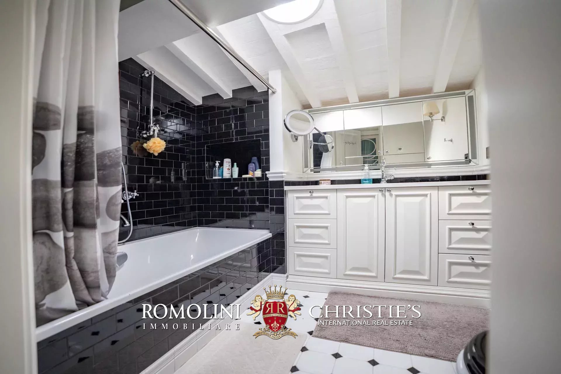5 Bedroom Villa/Townhouse's Image 45