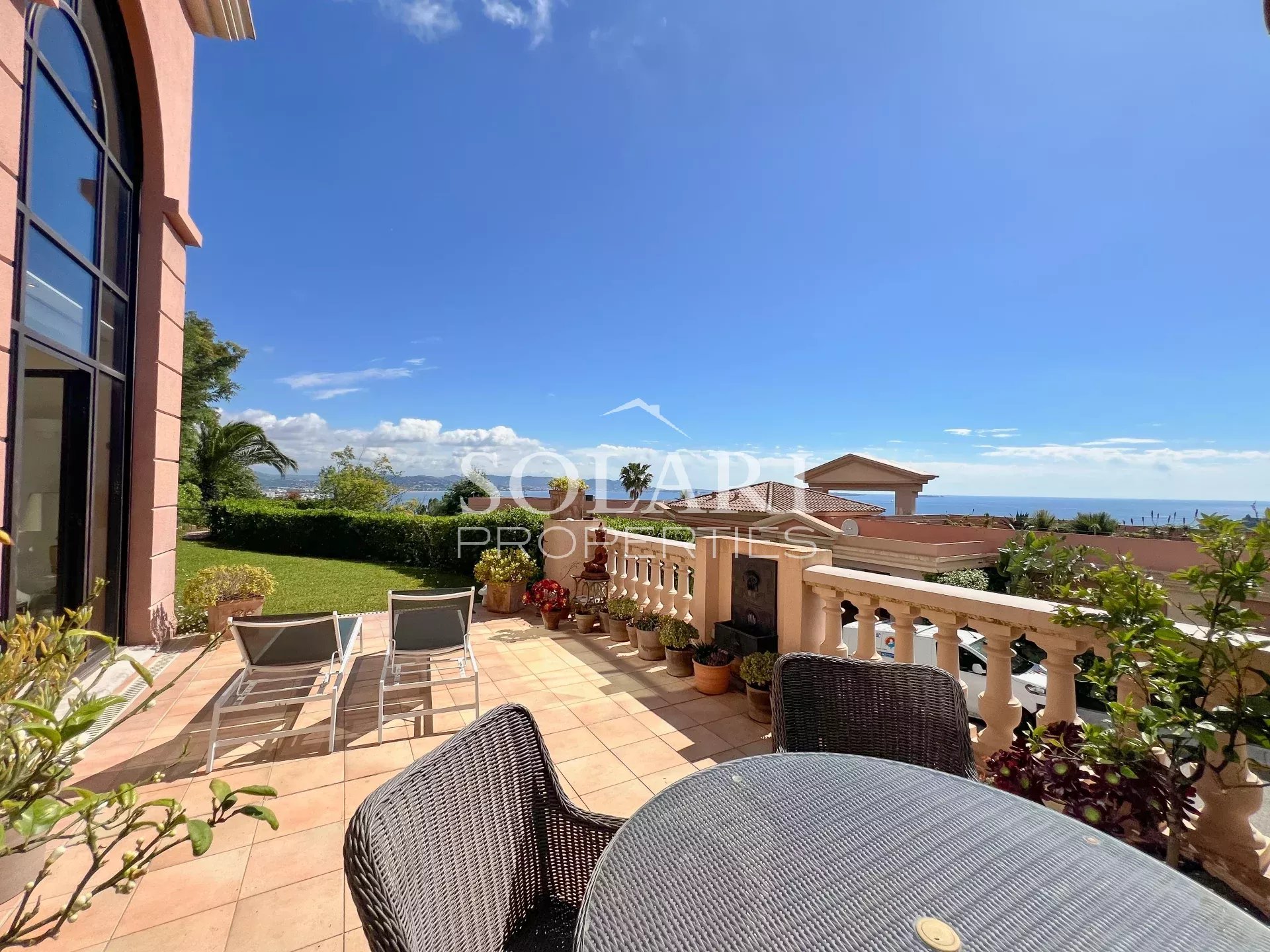 Appartement en duplex dans résidence de prestige, surplombant la baie de Cannes