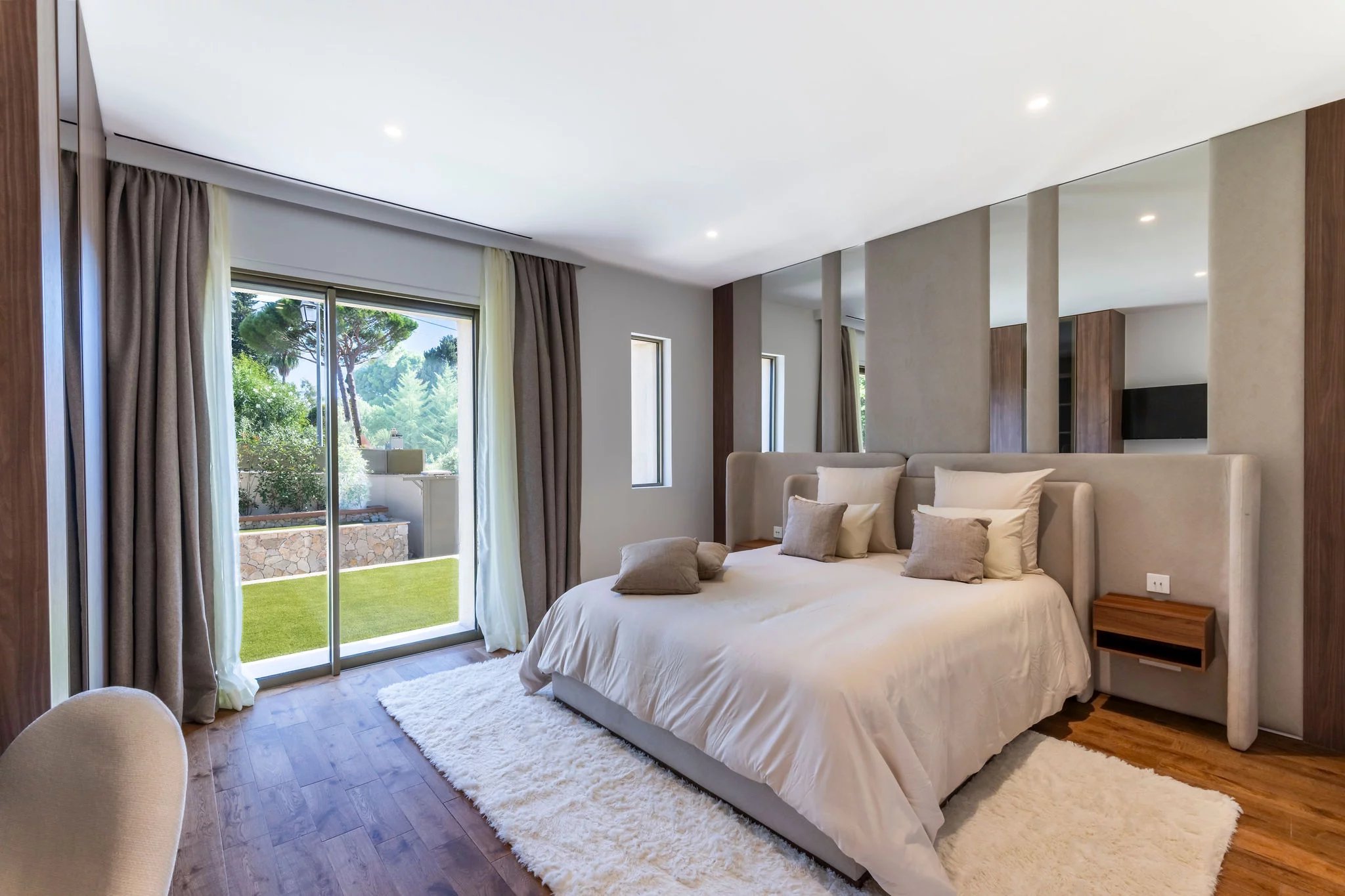  Image of Villa - 5 Bedrooms for Sale in Alpes-Maritimes-Cannes-France, Image 13