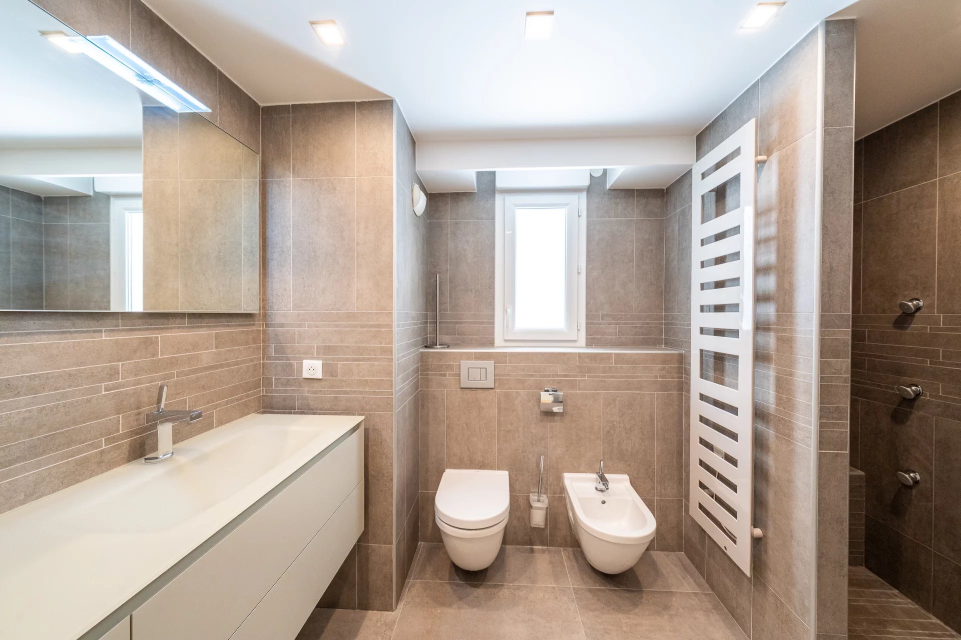 SUPERB PENTHOUSE WITH PANORAMIC SEA VIEW — 3 GARAGES — CANNES CENTRE