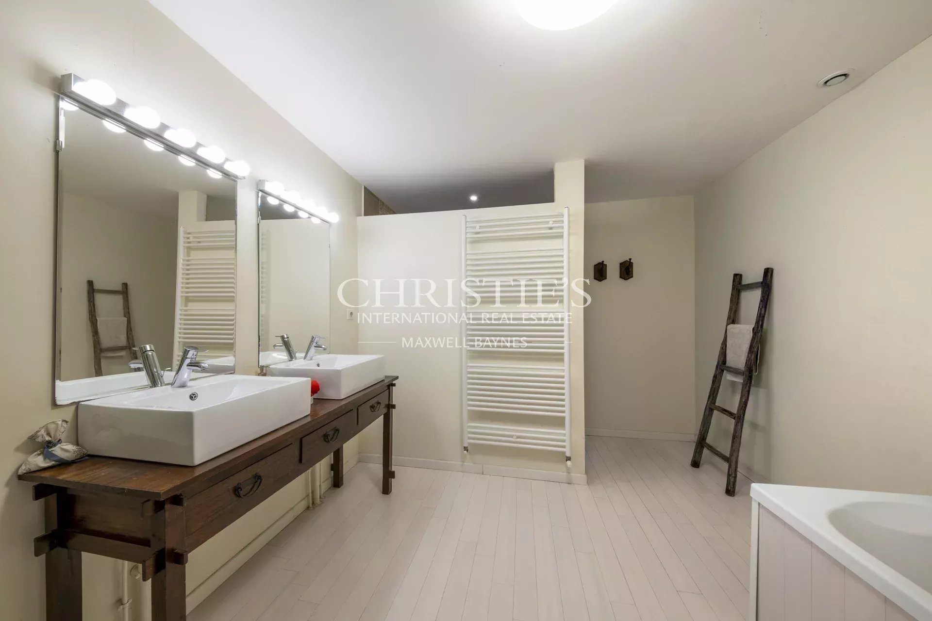6 Bedroom Villa/Townhouse's Image 18
