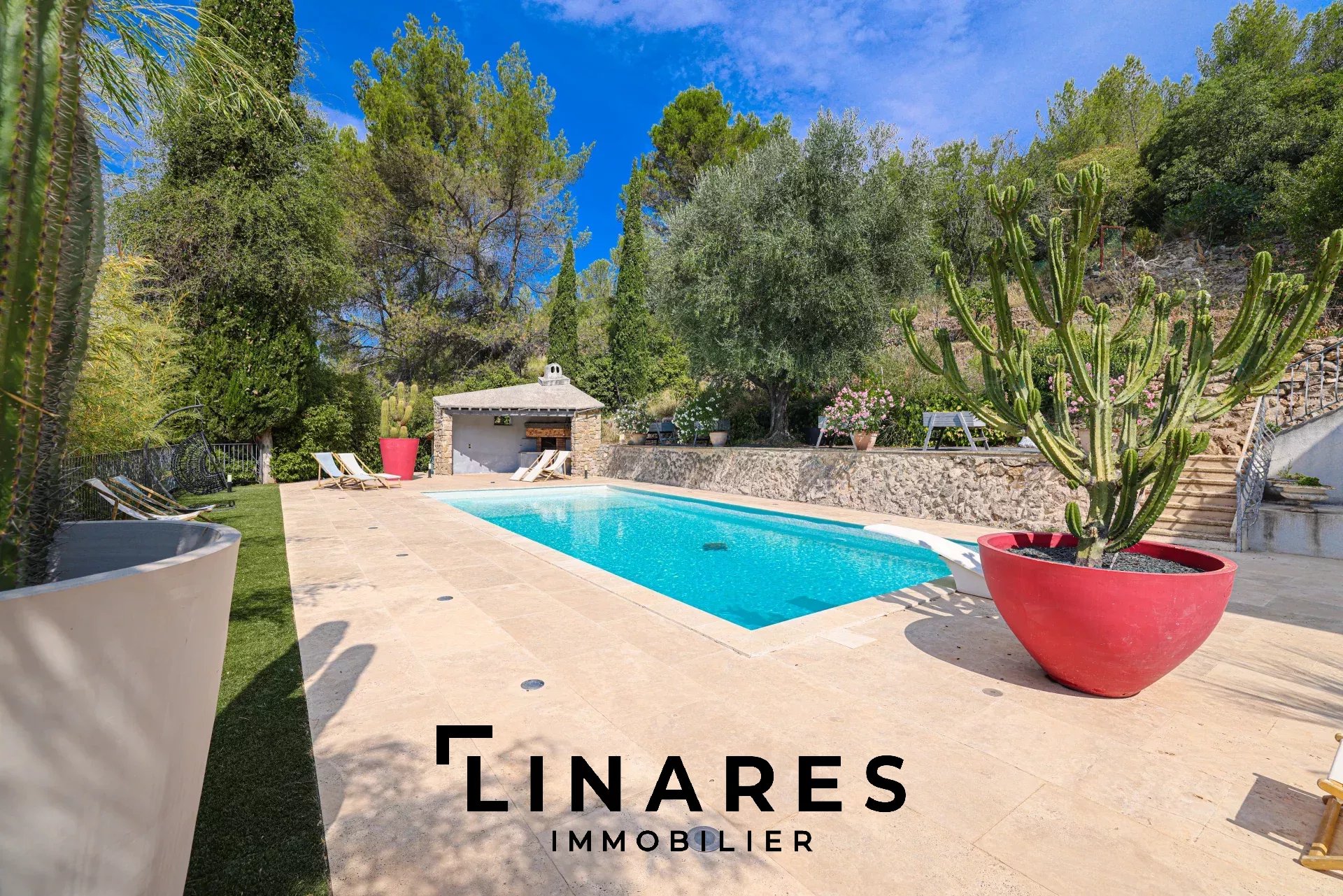 LA CHARMANTE - Villa T5 de 320m2 dont une dépendance T2 aménagée de 60m2 - Piscine - Court de tennis privé - Terrain de 6400m2 - 13360 ROQUEVAIRE