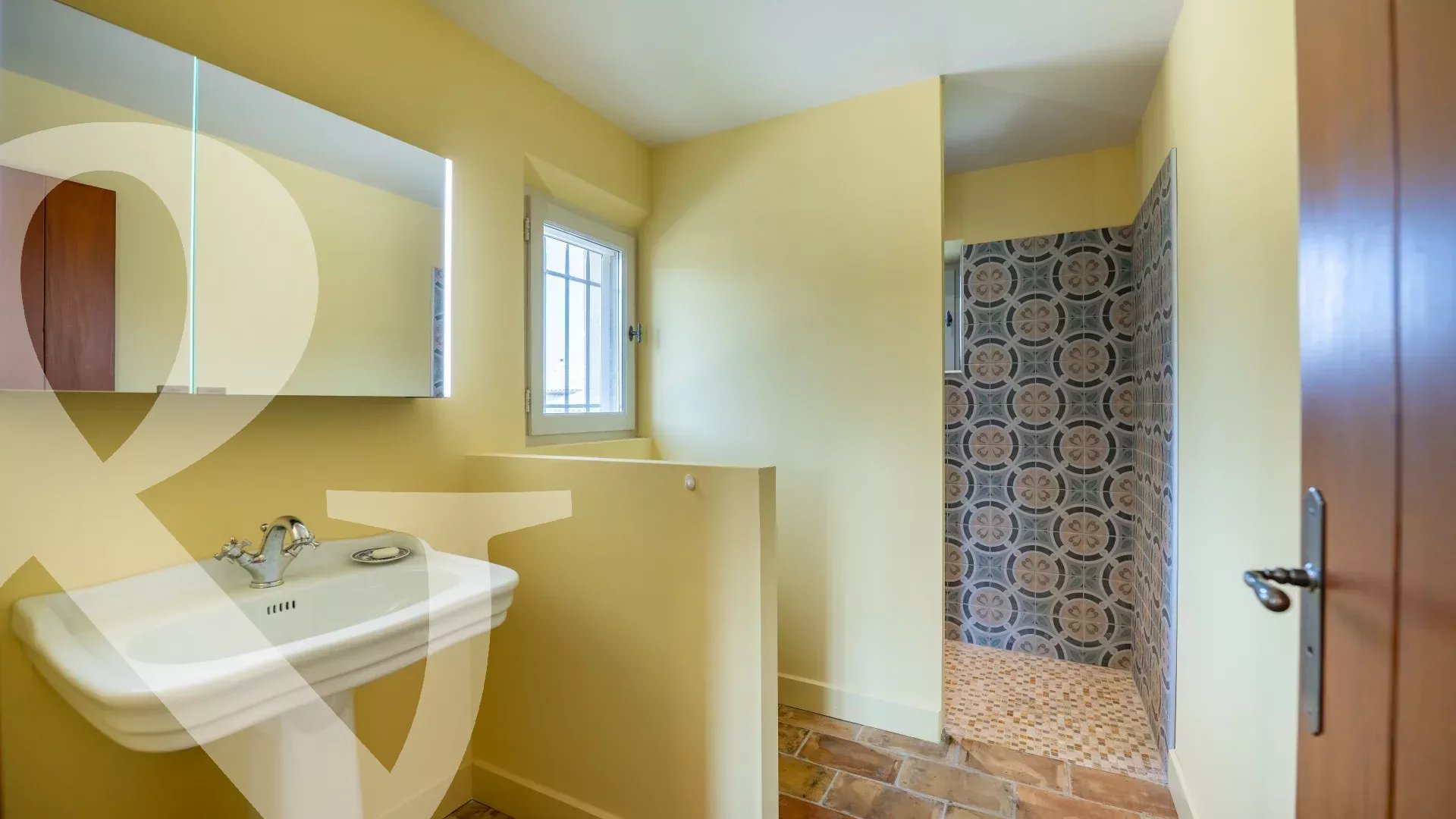 A QUELQUES MINUTES A PIED DU VILLAGE