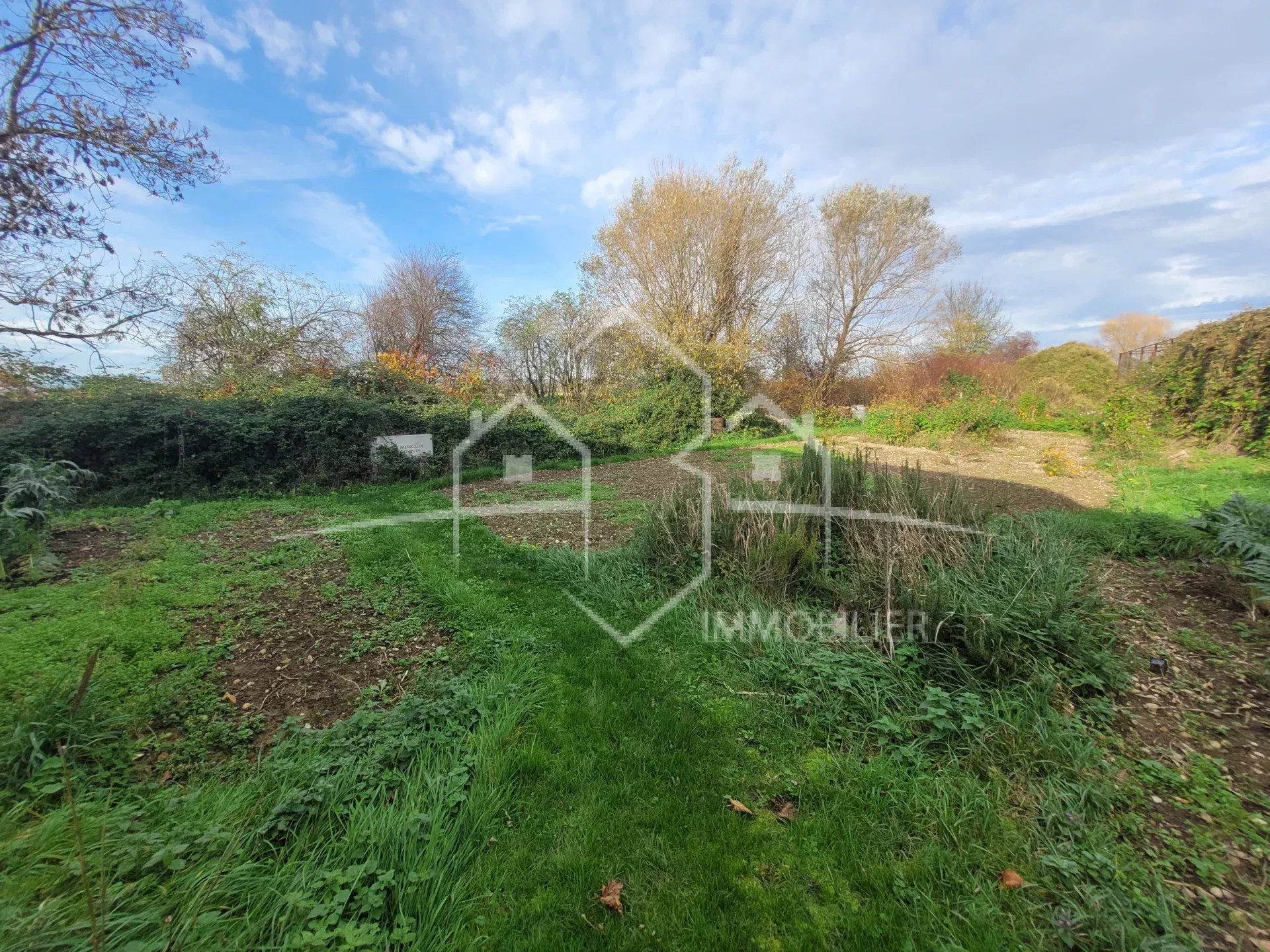 ANNEYRON, maison 2 pièces à rénover avec dépendances