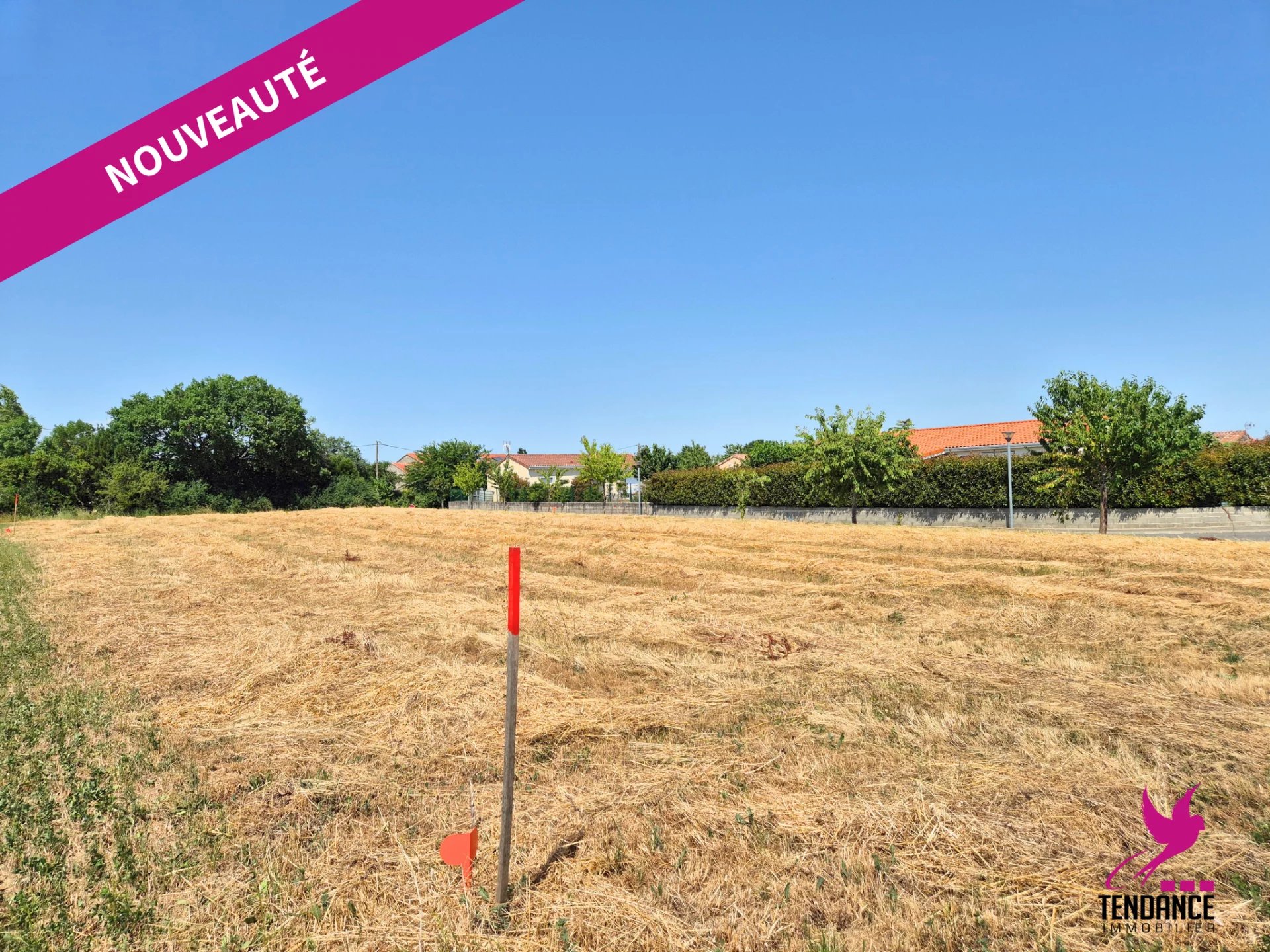 Terrain de 863 m² proche centre village.