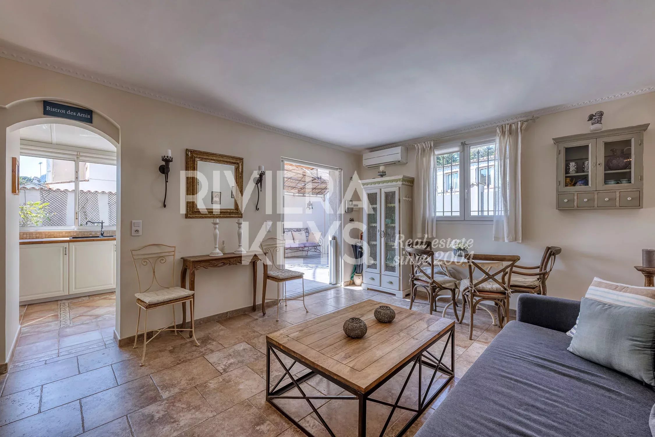 MANDELIEU-LA-NAPOULE: Duplex close to the sea and shops, with beautiful outdoor space