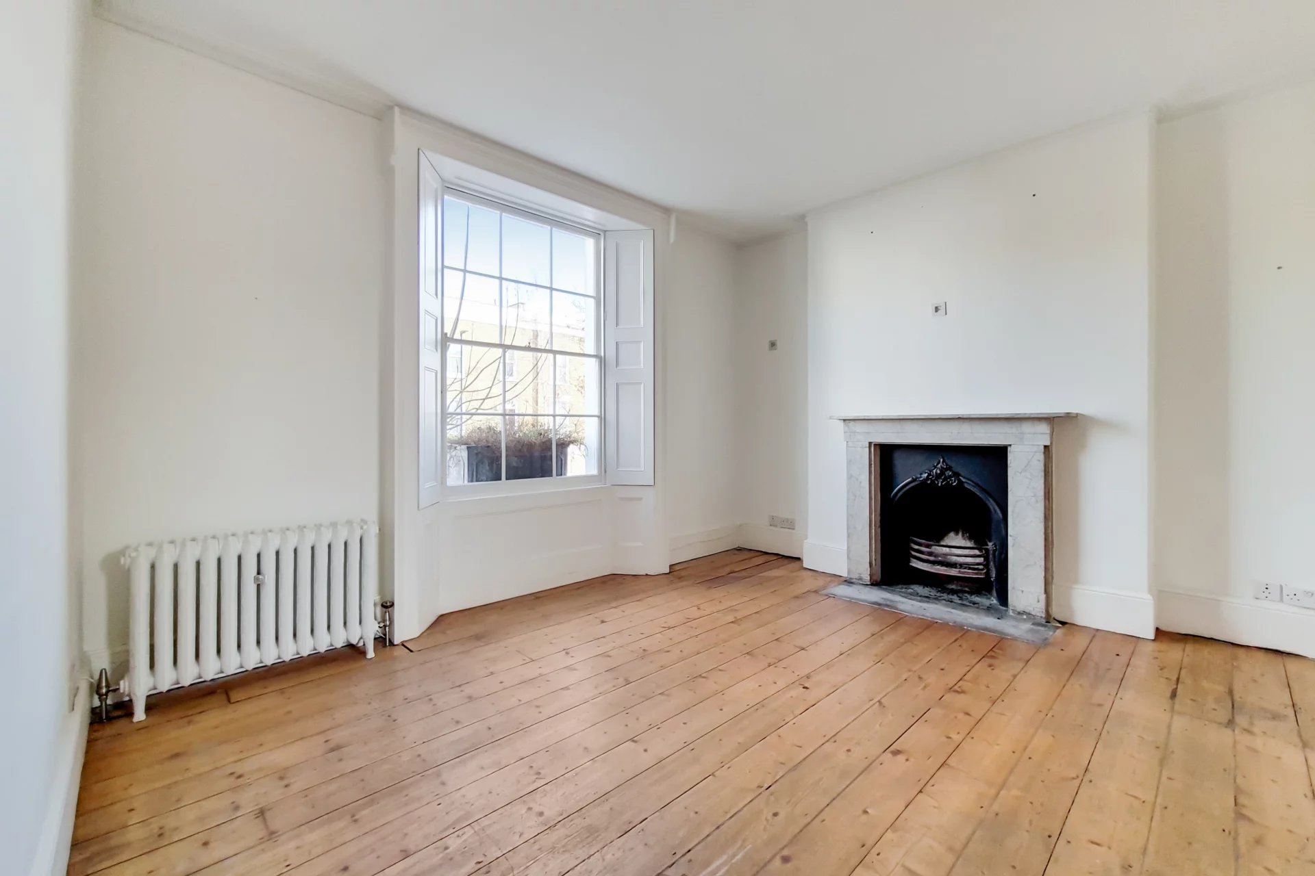 To Let | Clapham SW4 | House | 6 Bedroom | Private Garden with Annex/Studio Space | 4 Bathrooms | 2,826 sq ft | Available Mid January | Ref: 7880276