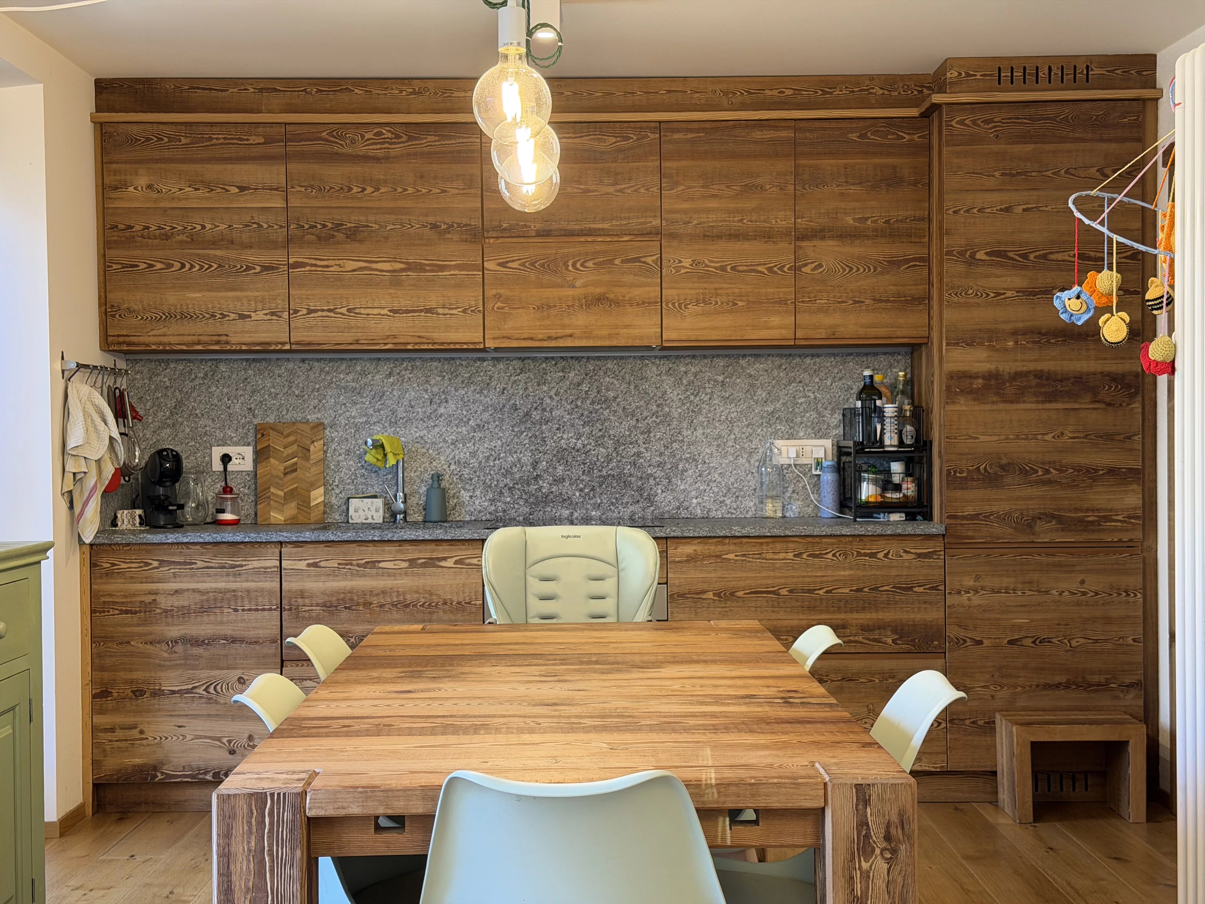 CHARMING FOUR-ROOM APARTMENT OVER TWO LEVELS WITH GARAGE — photo 8