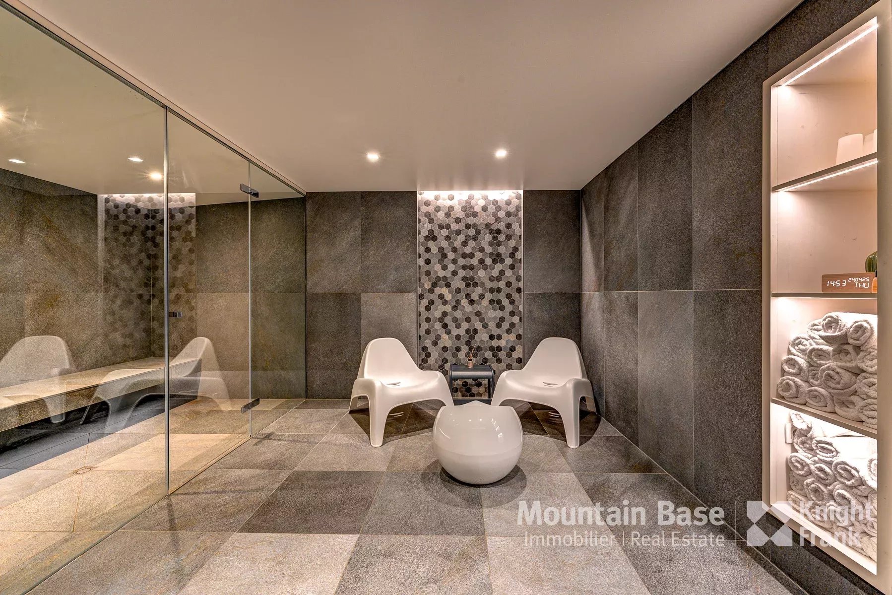 Photo of Beautifully finished 5 bedroom chalet with independent apartment in Les Houches