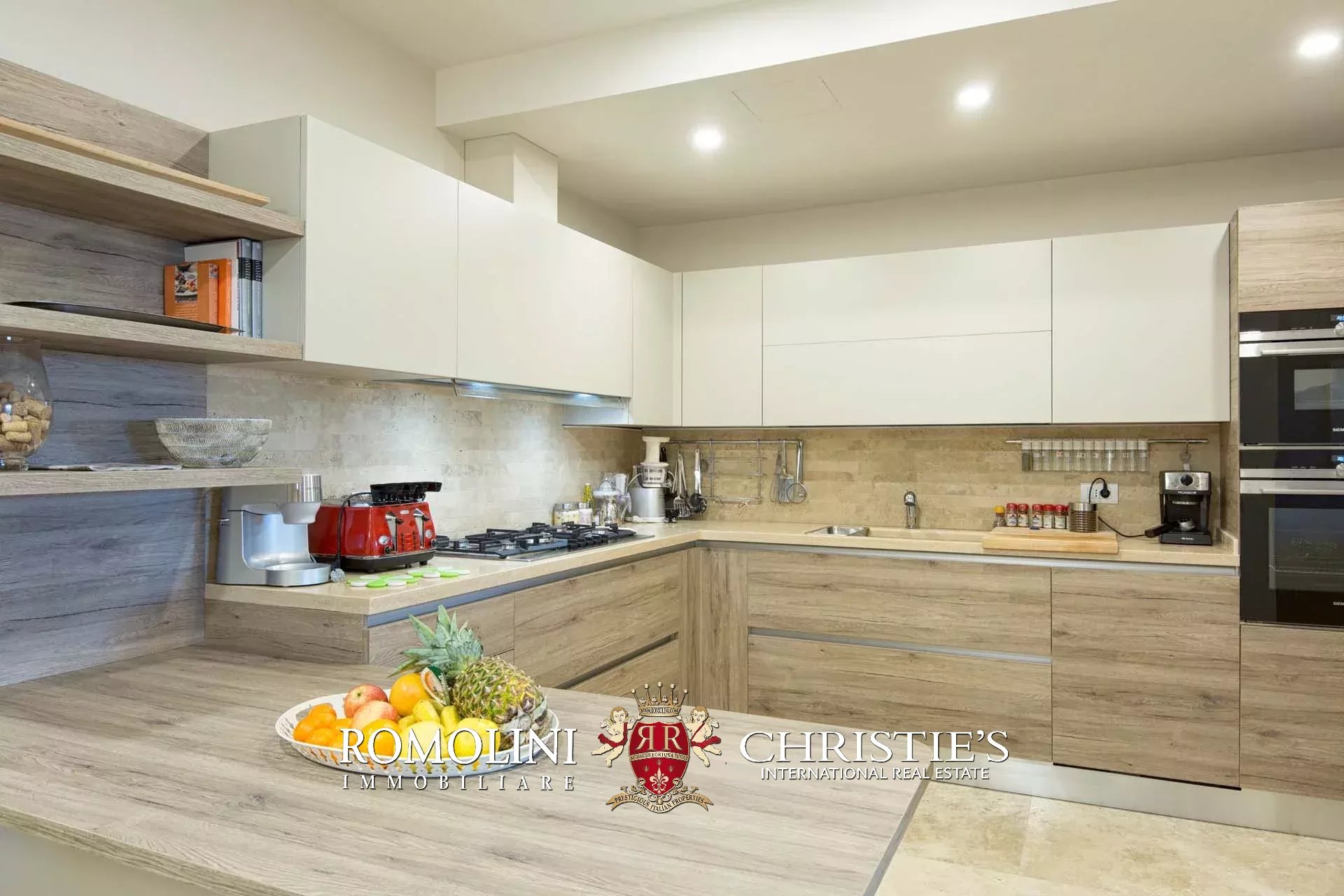 7 Bedroom Villa/Townhouse's Image 62