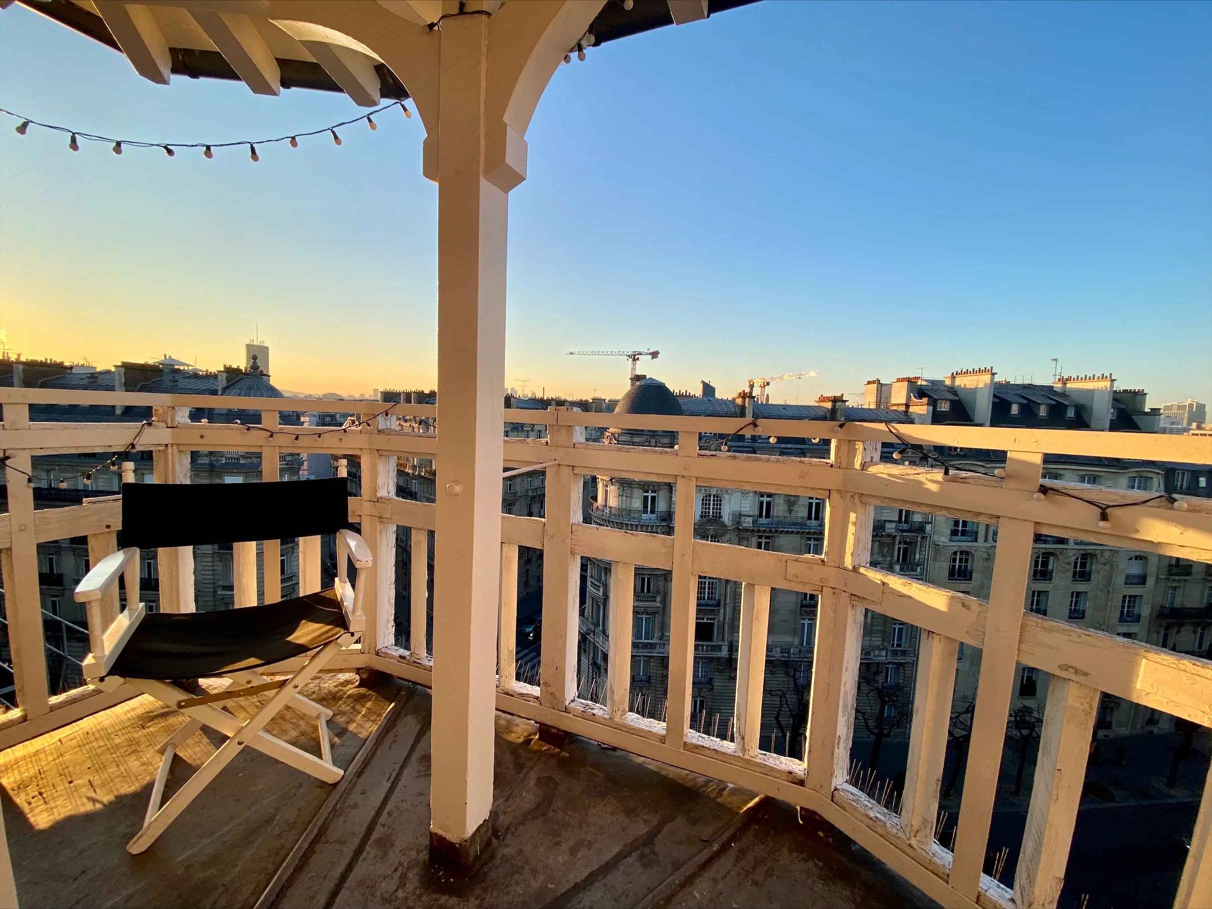 Coucher de soleil sur le large balcon