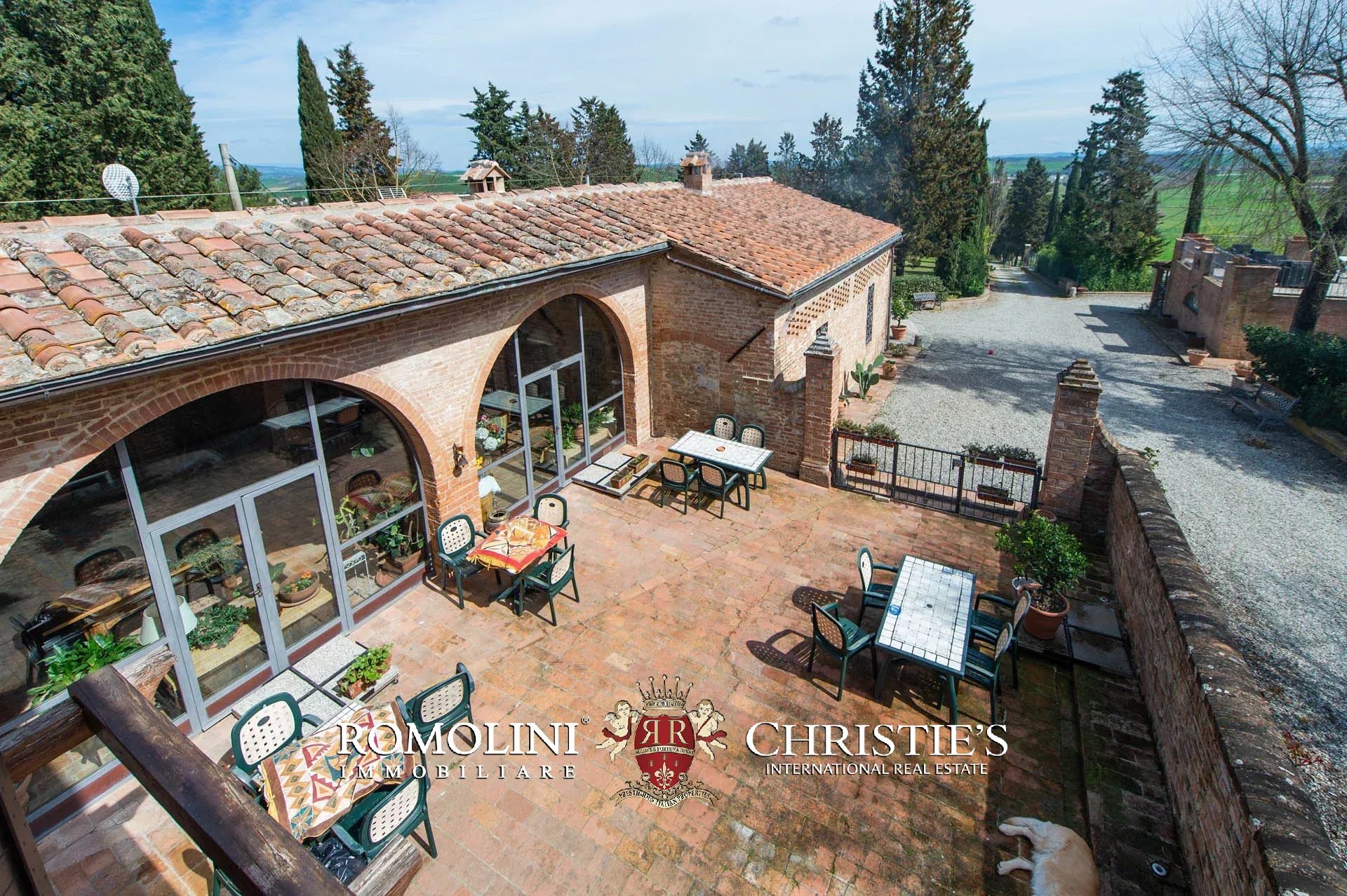 VILLA CON PISCINA E VIGNETO IN VENDITA A SIENA, TOSCANA