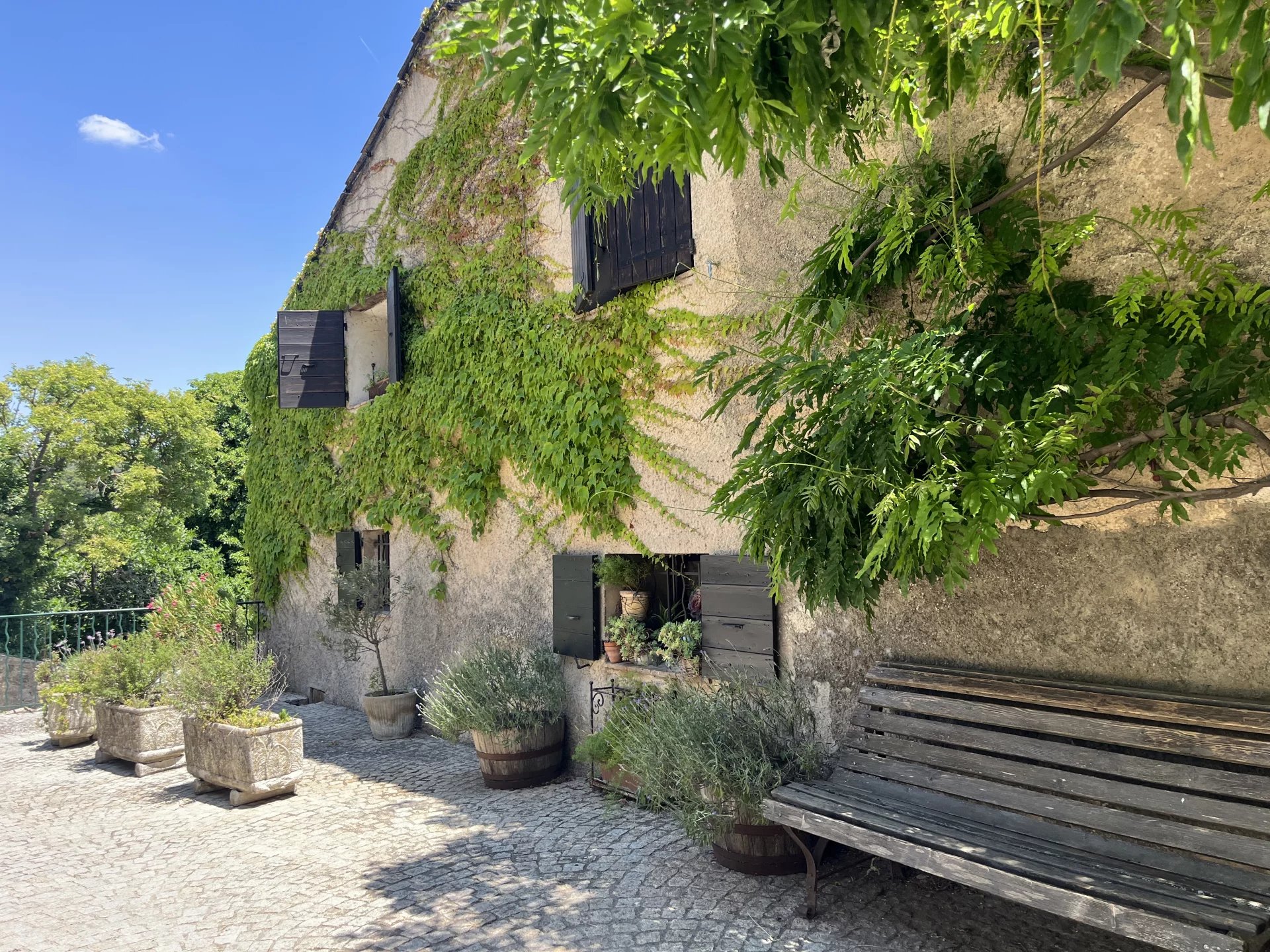 MAGNIFIQUE MAISON DE VILLAGE TOURTOUR