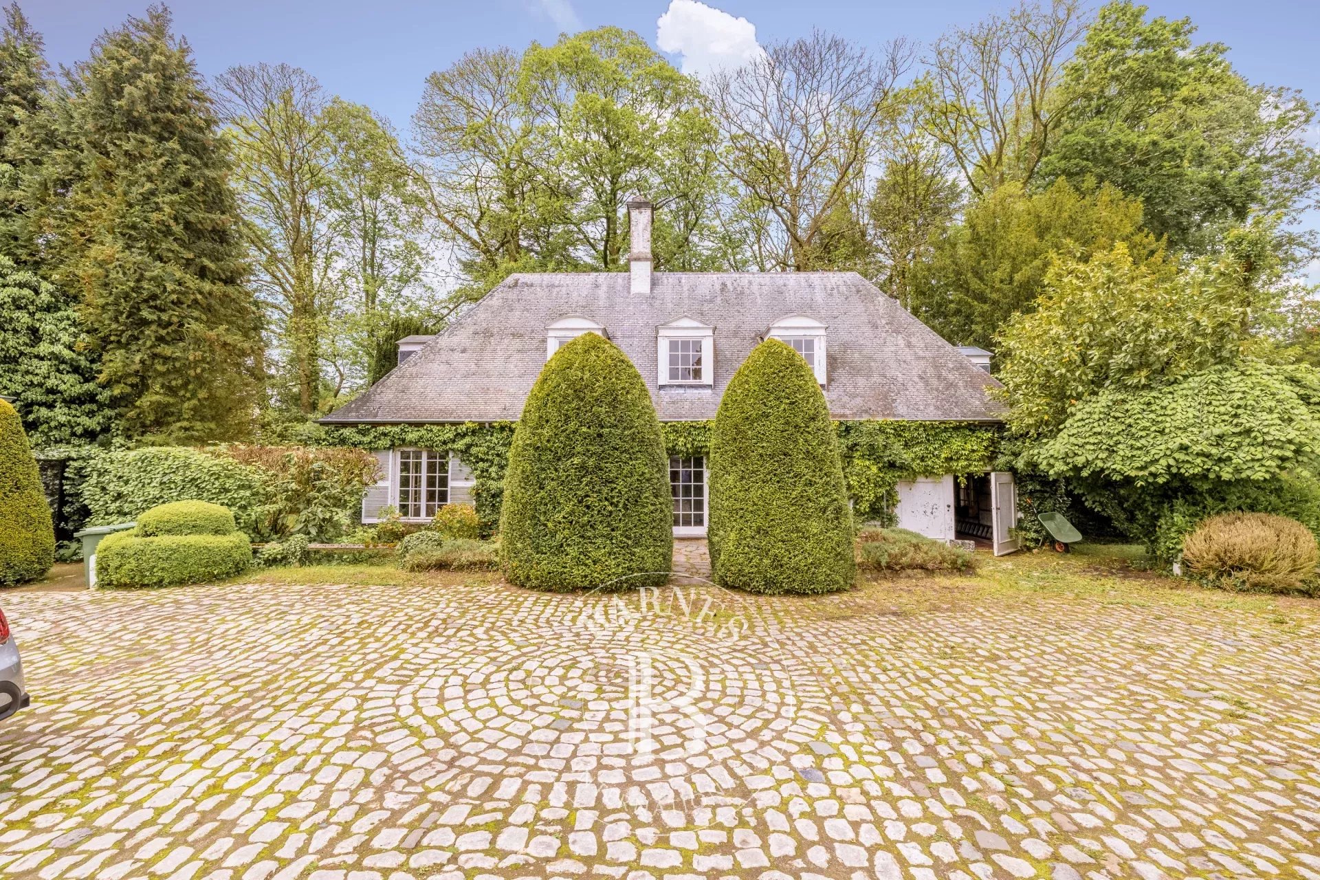 Villa à rénover, avec beau potentiel, en bordure de forêt de Soignes