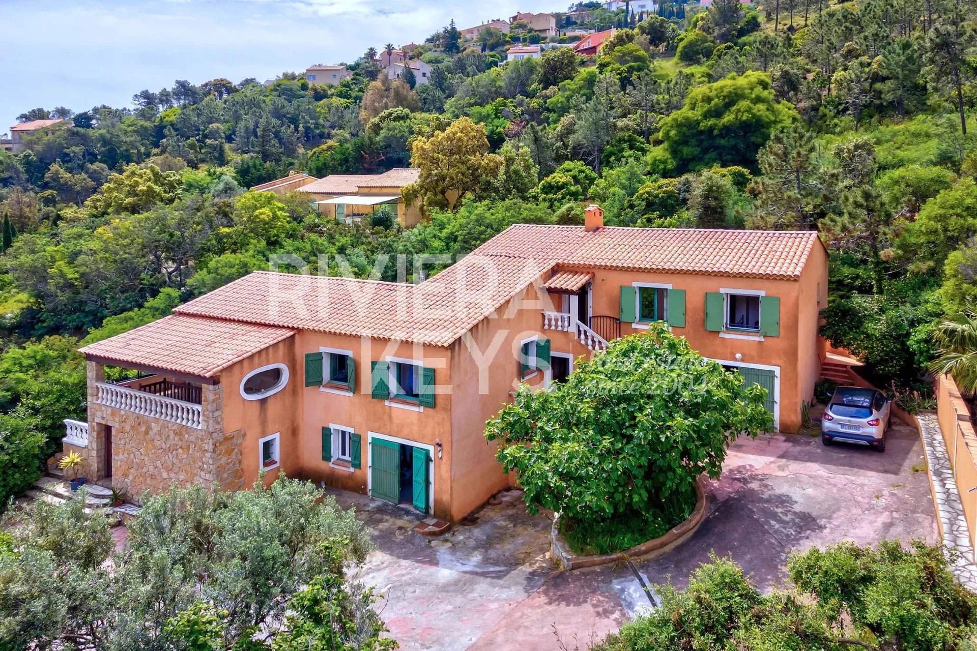 SAINT-RAPHAËL – ANTHÉOR: Sea View Property with Pool, Divided into 4 Apartments