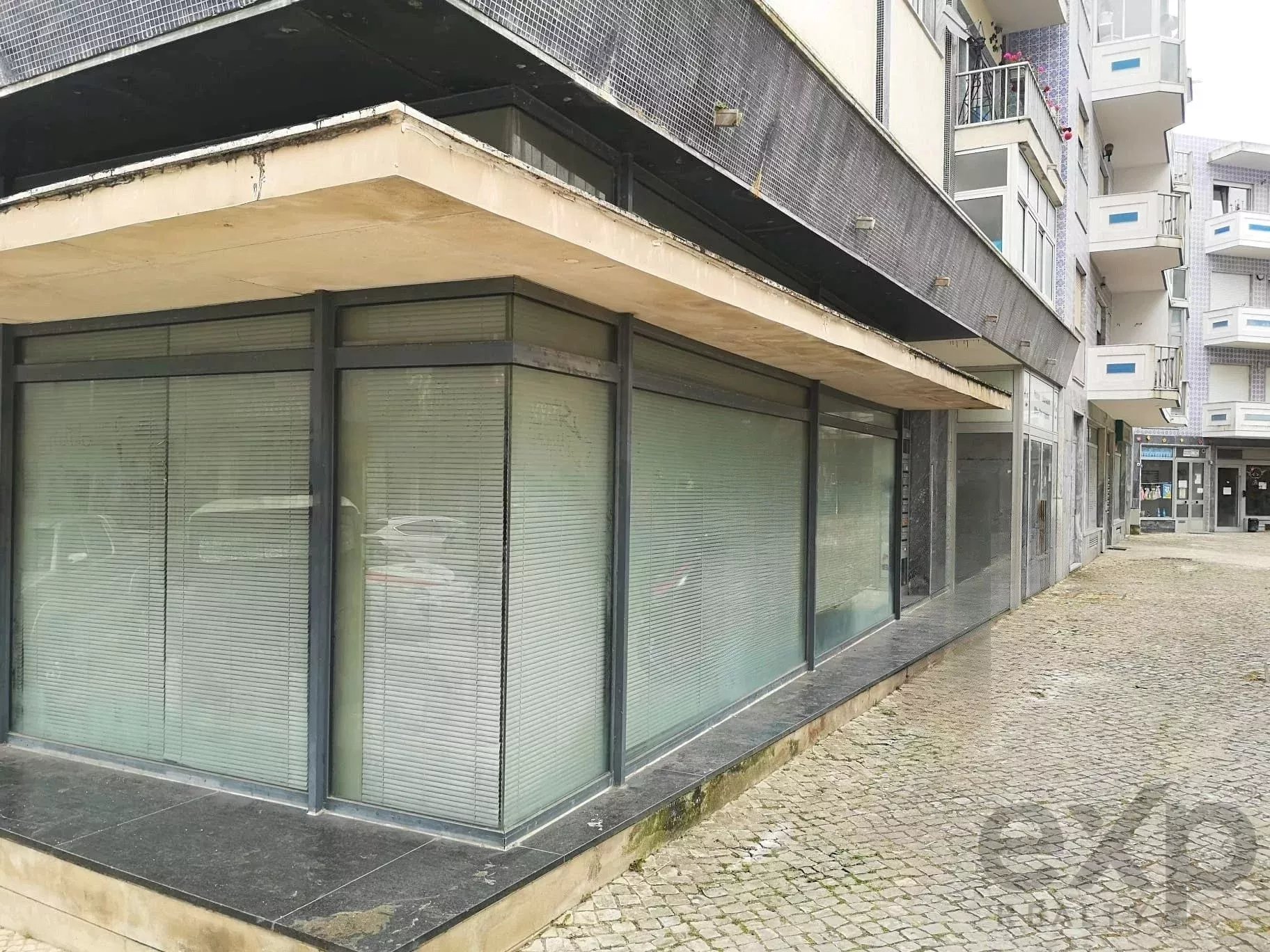 Spacious and Bright Store - Visibility and Comfort for Your Business